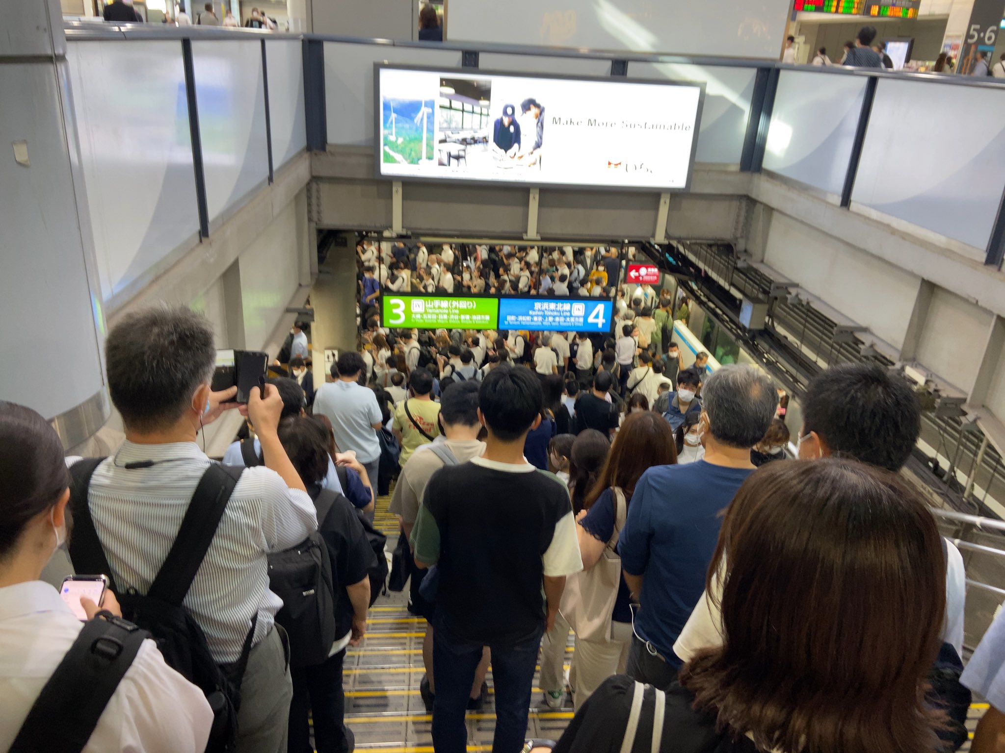 山手線月台塞爆通勤上班族，排隊人龍延伸到樓梯上。（翻攝推特）