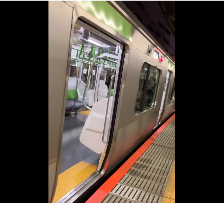 列車停駛只能暫停在月台上，列車門呈開啟狀態。（翻攝推特）