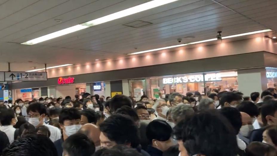 日本民眾在社群網站紛紛上傳站內影片、照片,可見站內人潮擁擠。(翻攝推特)