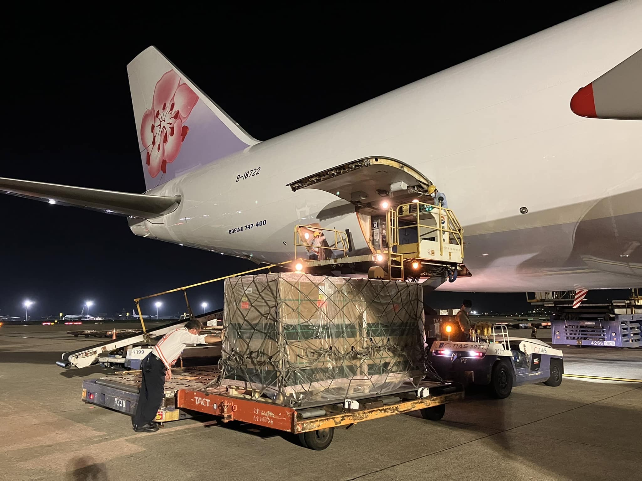 莫德納BA.1次世代雙價疫苗首批80.4萬劑於昨晚抵台，預計24日起配送至各縣市。（翻攝自蘇貞昌臉書）