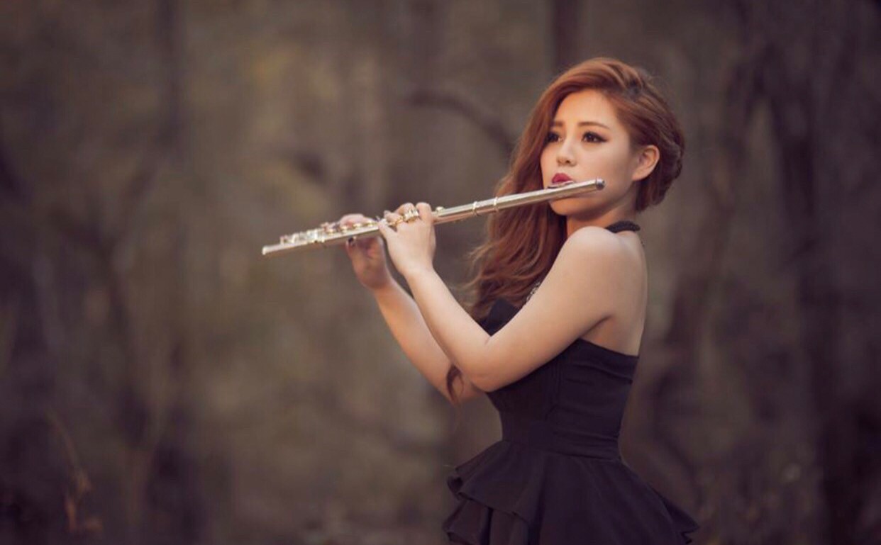 「全能才藝主播」Queeny昆霓因疫情影響商演，轉而當上網路直播主，認識了許多欣賞自己才華的網友。（17LIVE提供）