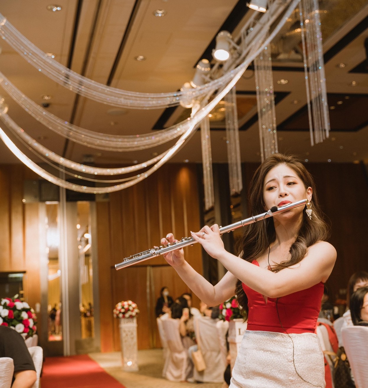 Queeny昆霓曾在婚禮表演,新人倒香檳塔意外倒塌,讓她臨時幫忙解圍。(17LIVE提供)