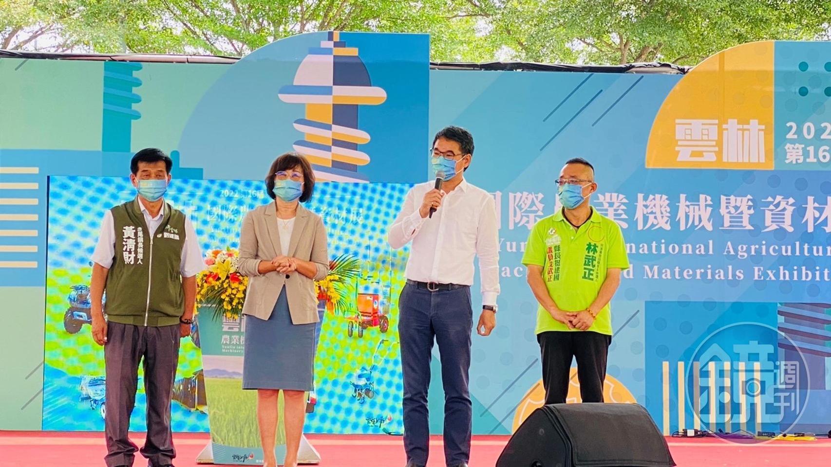 今日雲林舉辦第16屆雲林國際農業機械暨資材展,雲林縣長候選人劉建國(右二)承諾未來將爭取大型世貿館。(讀者提供)