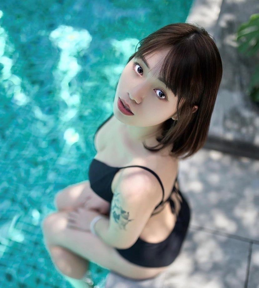 原PO在PTT加碼放送妹妹性感泳裝照,讓鄉民暴動狂喊大舅子。(翻攝PTT)