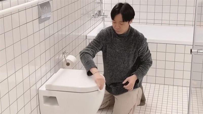 吳青峰以曾在IG分享，自己有打掃廁所、擦馬桶的潔癖。（翻攝自青峰IG)
