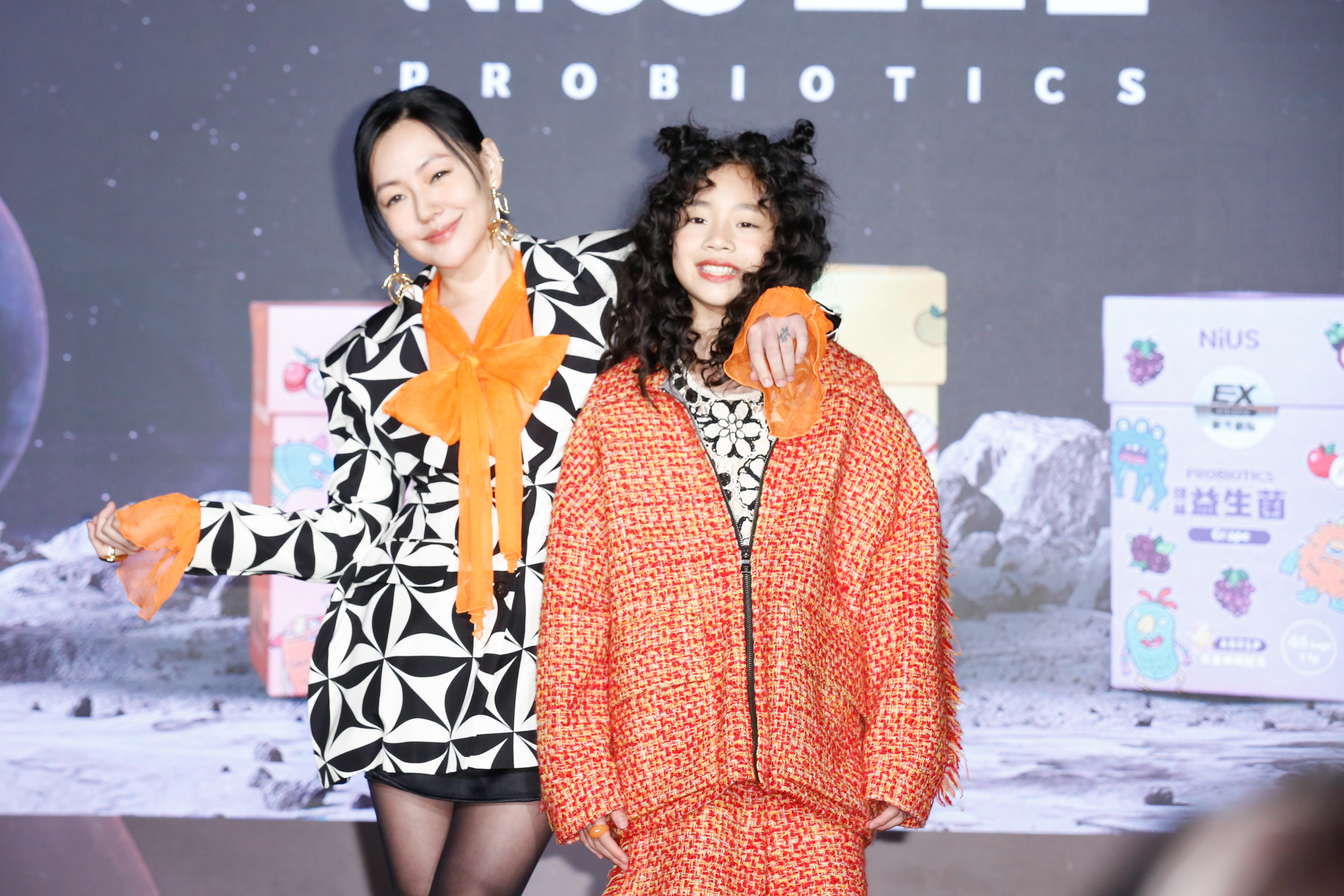 小S帶許老三出席代言記者會。