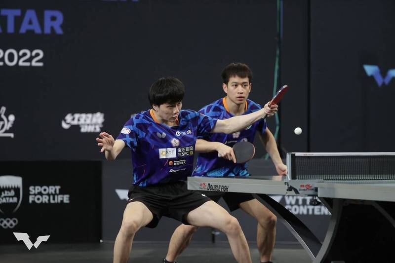 林昀儒、廖振珽只花了短短14分鐘，就以直落三擊潰對手，順利晉級男雙冠軍戰。（翻攝自WTT）