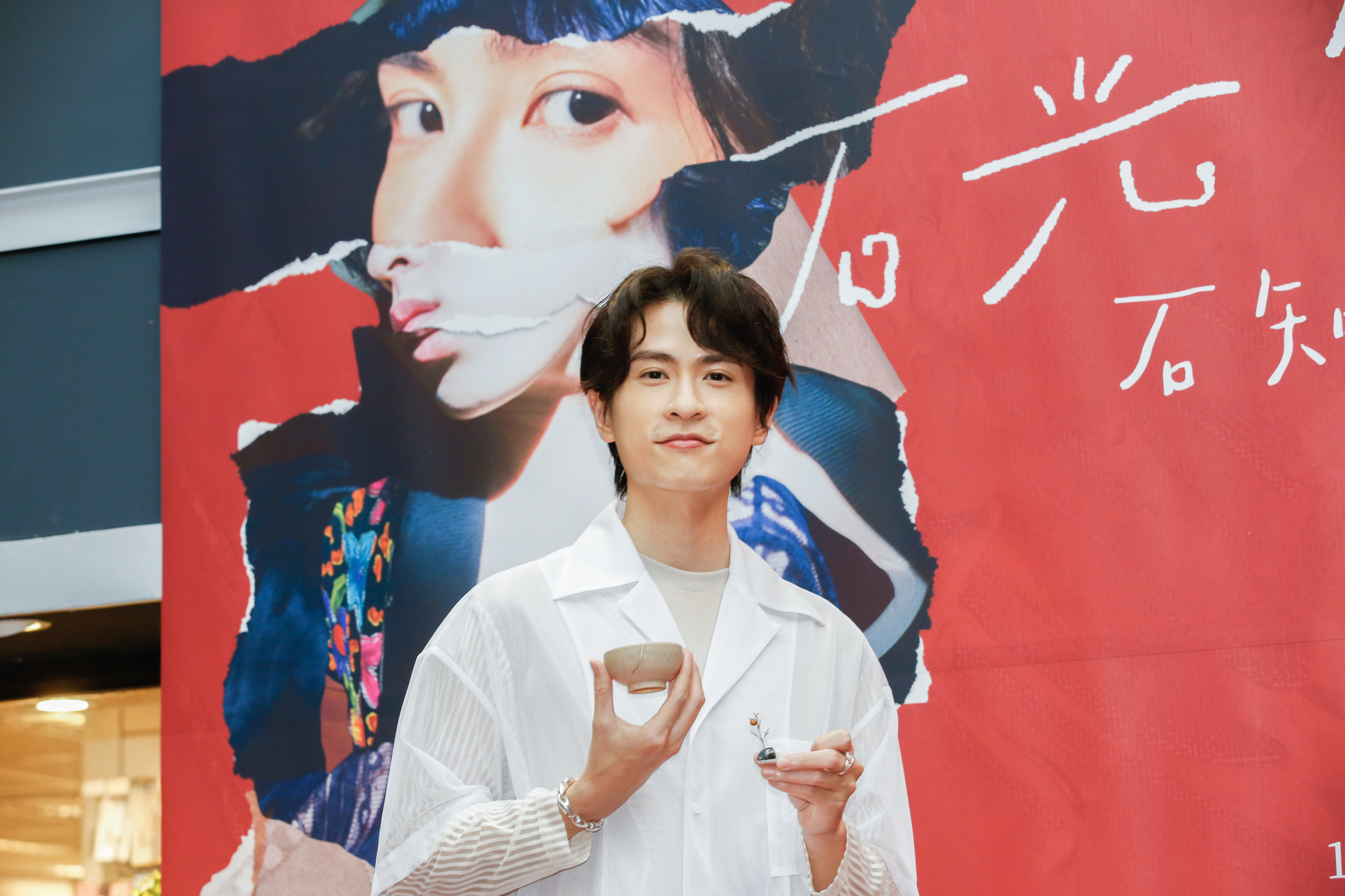 連俞涵臨時不克前來，仍獻上「金繕」過的小茶杯，祝石知田新書熱銷。