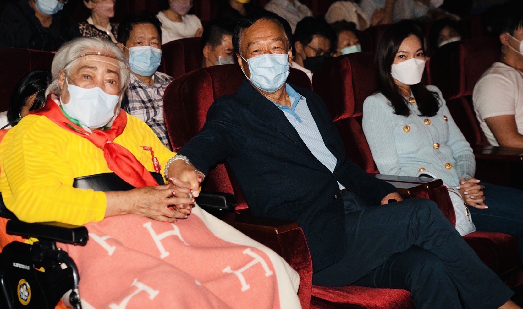 郭台銘帶著媽媽與老婆現身蔡琴演唱會。（宜辰整合行銷提供）