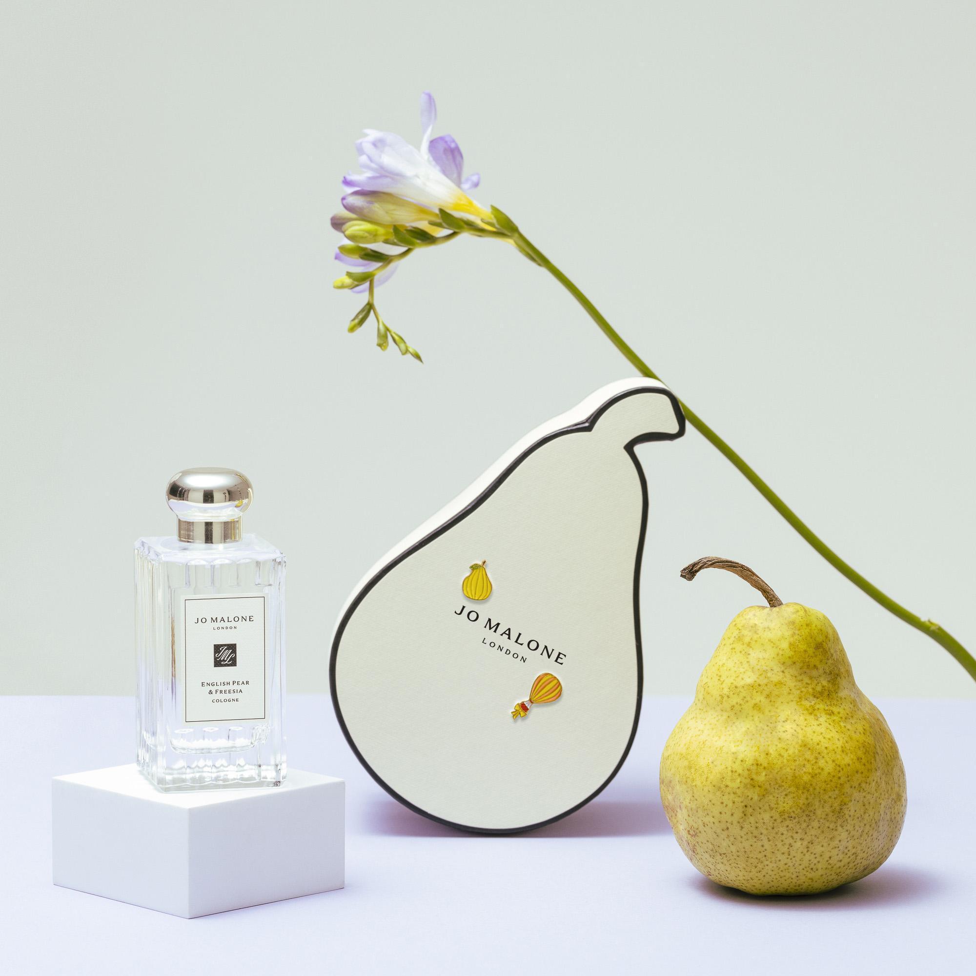 限量威廉梨形盒包裝和限量別緻胸章。（Jo Malone London提供）