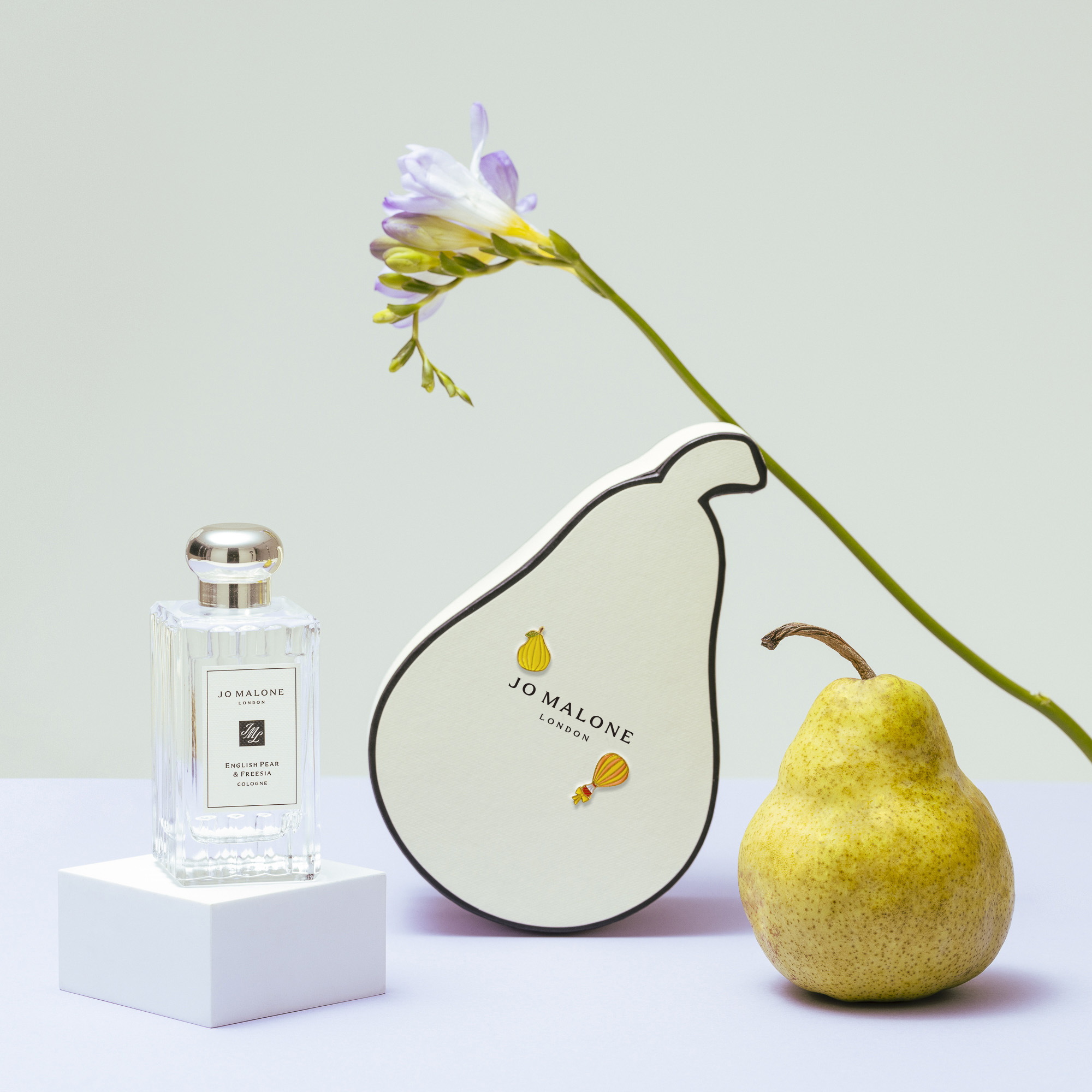 限量威廉梨形盒包裝和限量別緻胸章。(Jo Malone London提供)