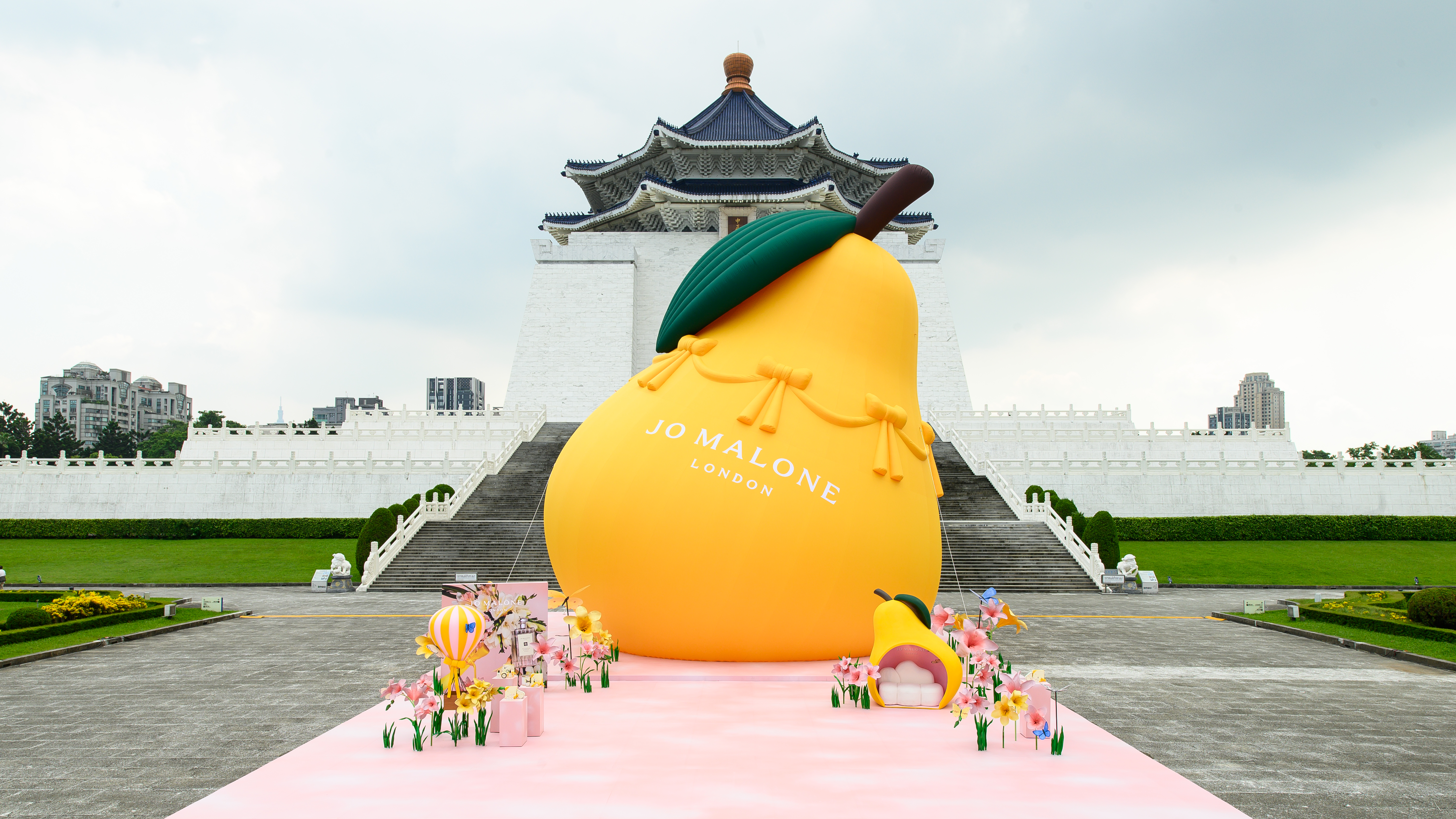 Jo Malone London全球首座巨型英國梨造型裝置藝術在中正紀念堂展覽至明天19日。（Jo Malone London提供）