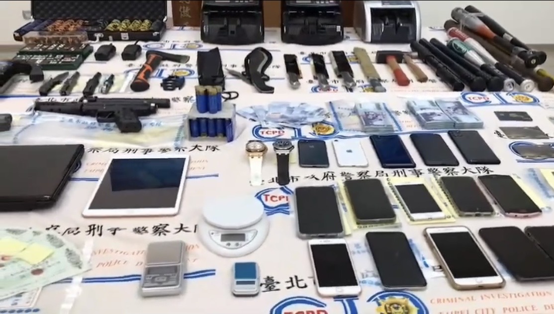 警方查扣大批贓證物。（翻攝畫面）