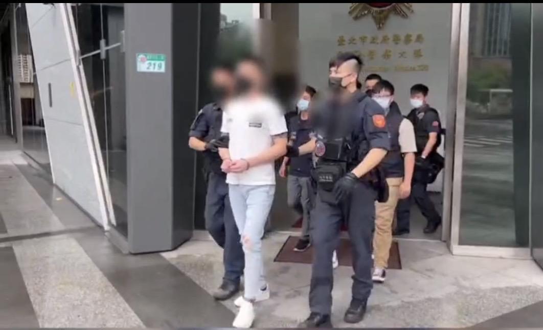 警方移送嫌犯。（翻攝畫面）
