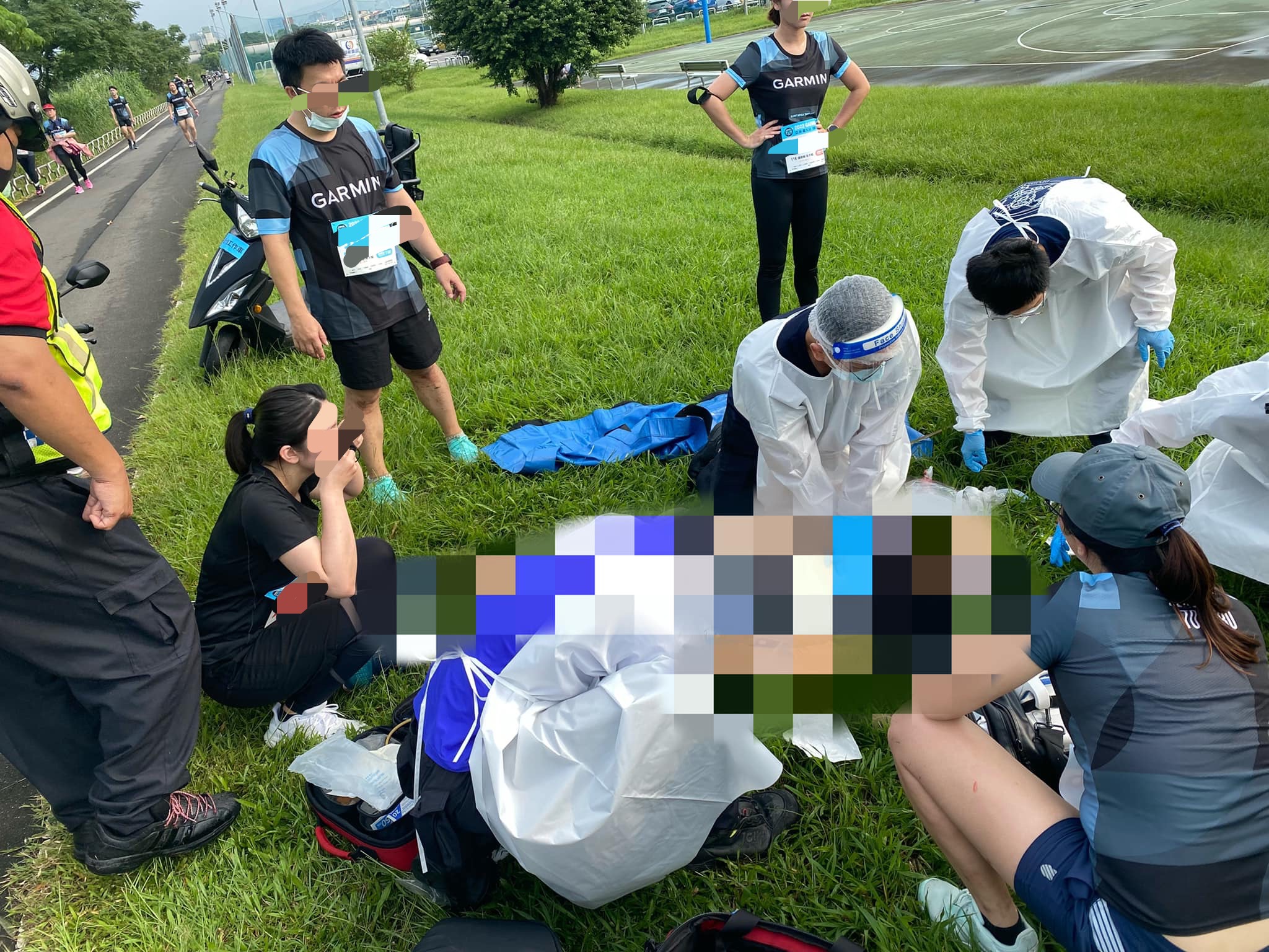 一名參加Garmin路跑的民眾身體不適倒下，而現場參賽者剛好有醫師和護理師，一同上前急救病患。（翻攝自爆料公社）