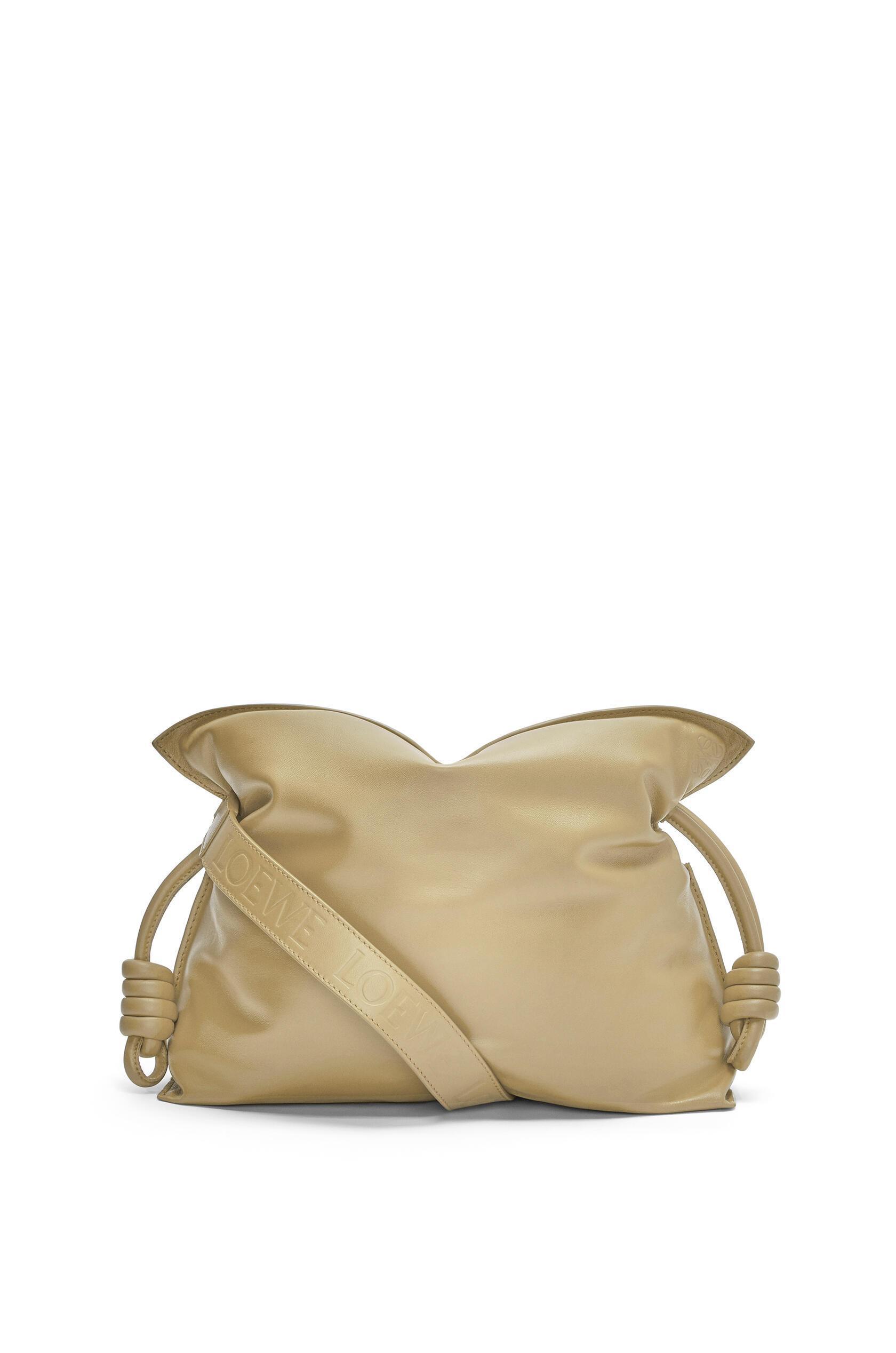 Flamenco Puffer卡其綠納帕小羊皮手拿包 NT$97,000 LOEWE。（LOEWE提供）