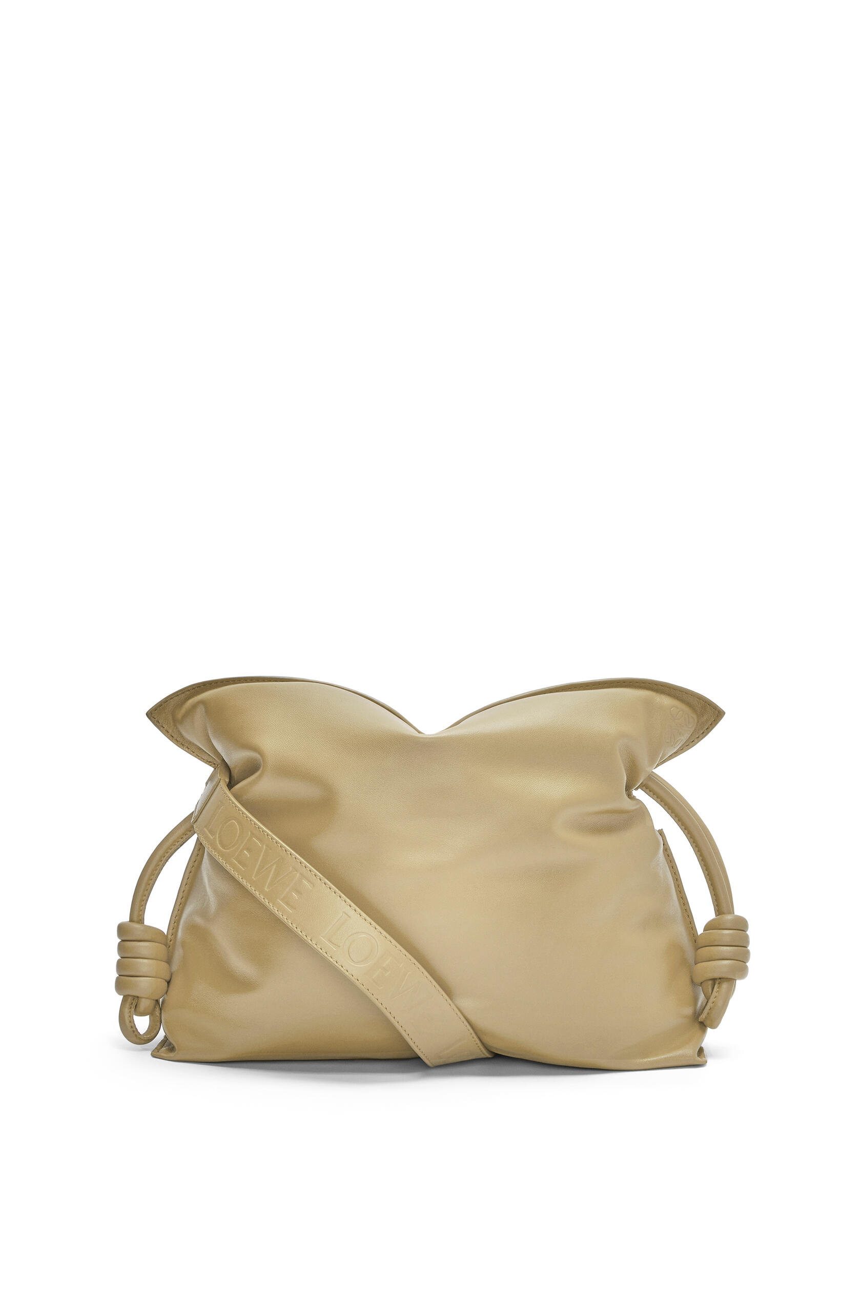 Flamenco Puffer卡其綠納帕小羊皮手拿包 NT$97,000 LOEWE。（LOEWE提供）
