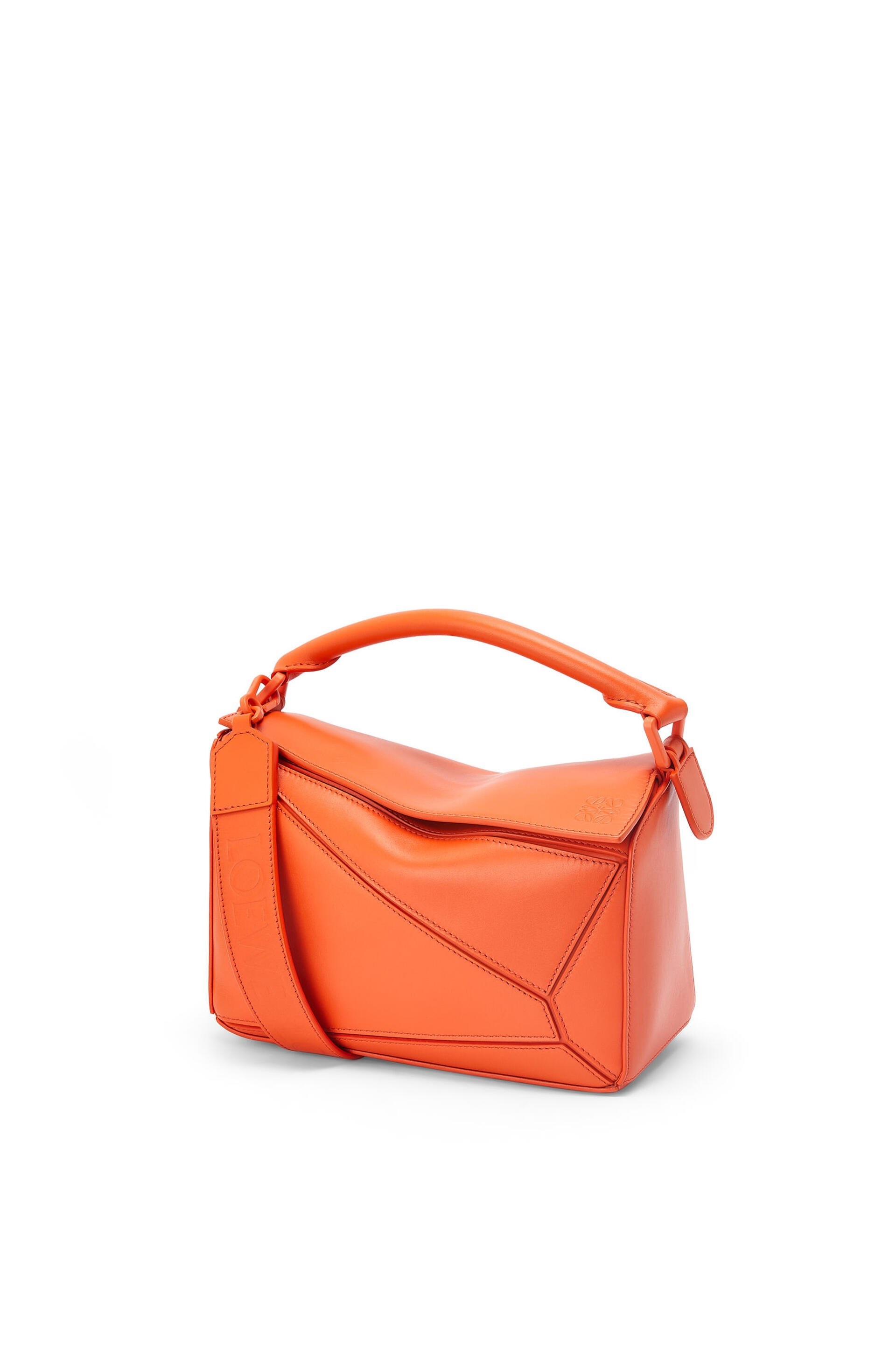 Puzzle Solid小型橙花橘小牛皮肩背提包 NT$104,000 LOEWE。（LOEWE提供）