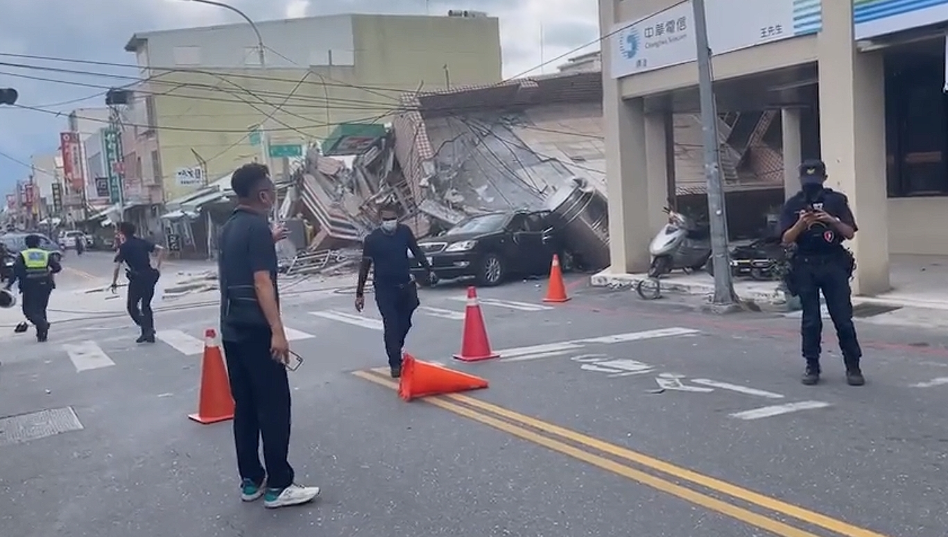 花蓮玉里鎮連棟樓房倒塌，畫面曝光相當驚人。（翻攝自臉書）