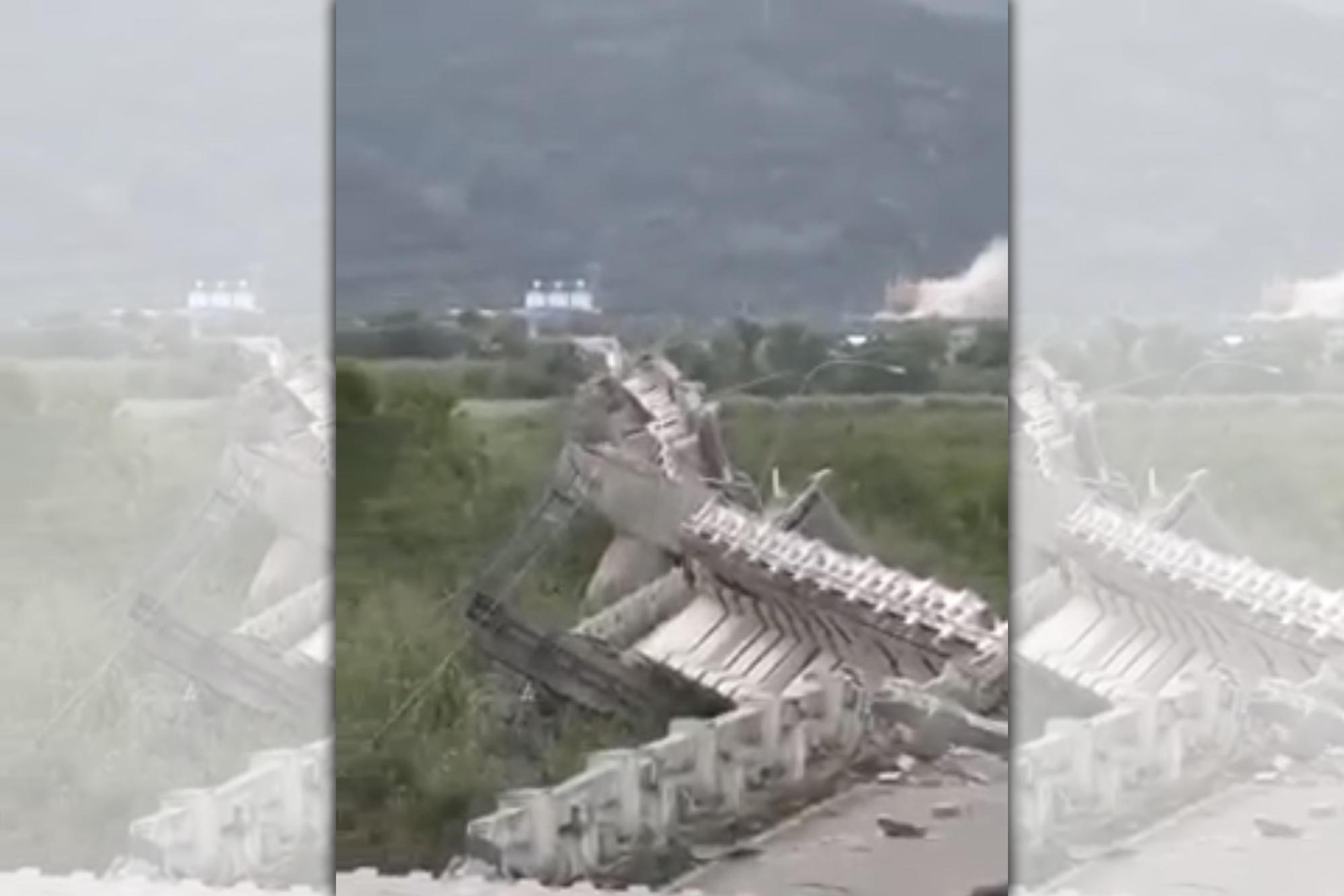 歷經強震，位於富里鄉的高寮大橋斷裂多塊。（翻攝畫面）