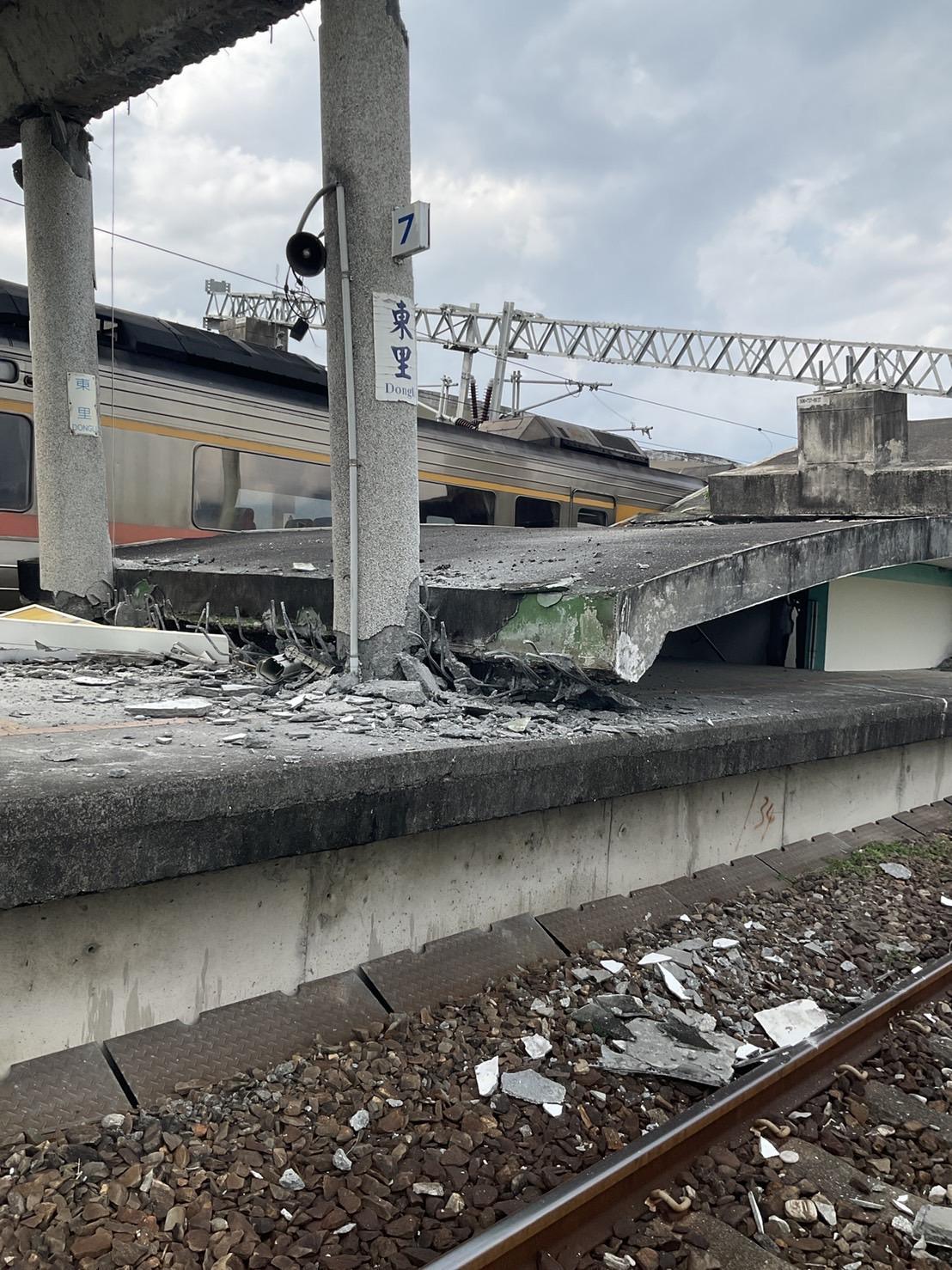 台鐵東里車站的月台屋頂坍塌，列車被砸中導致傾斜。（翻攝畫面）
