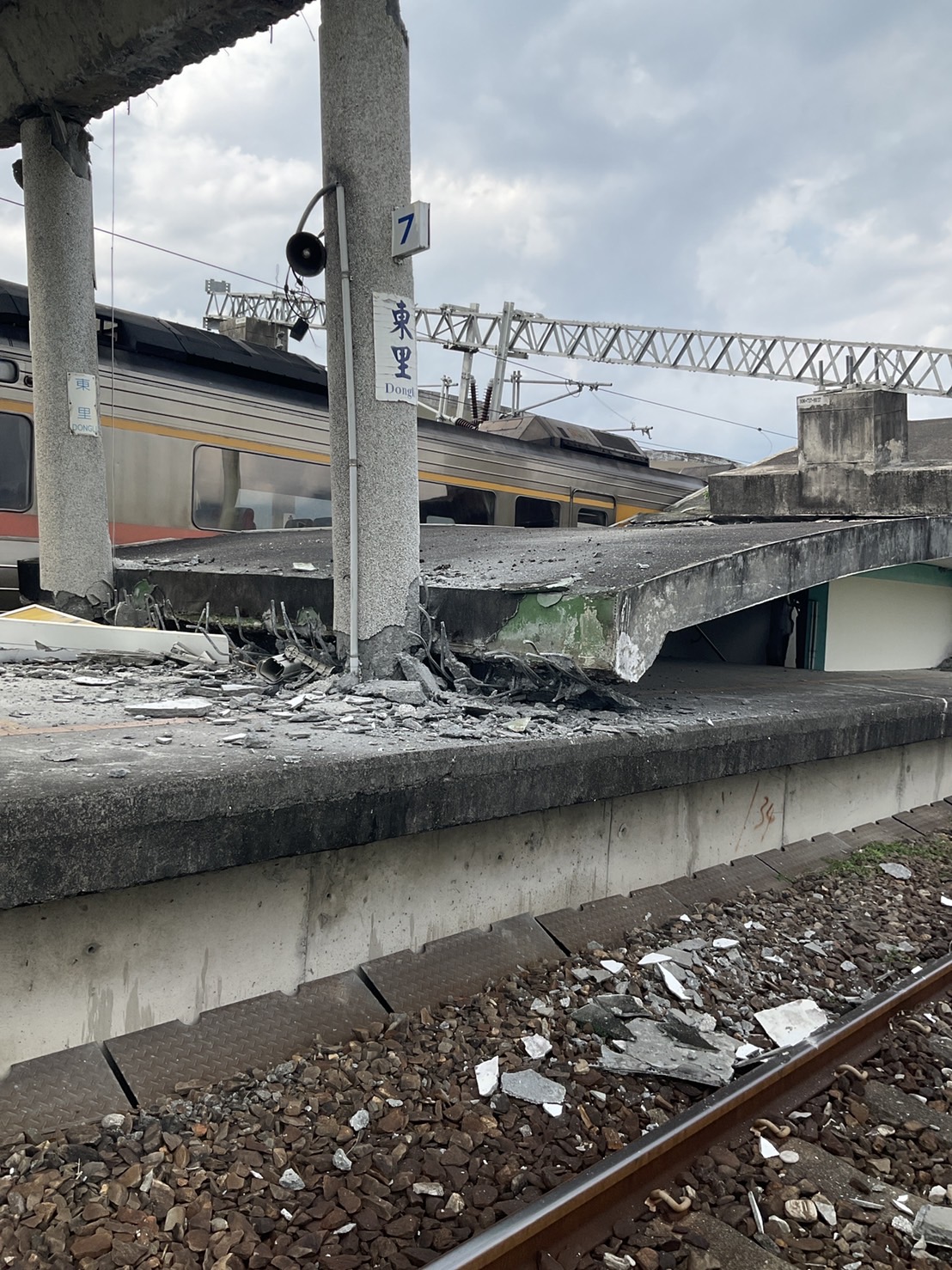 台鐵東里車站的月台屋頂坍塌，列車被砸中導致傾斜。（翻攝畫面）