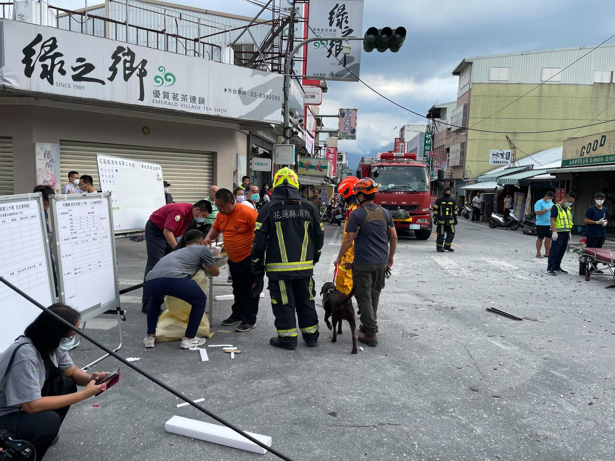 消防隊員已趕抵倒塌大樓現場。（新北市消防局提供）