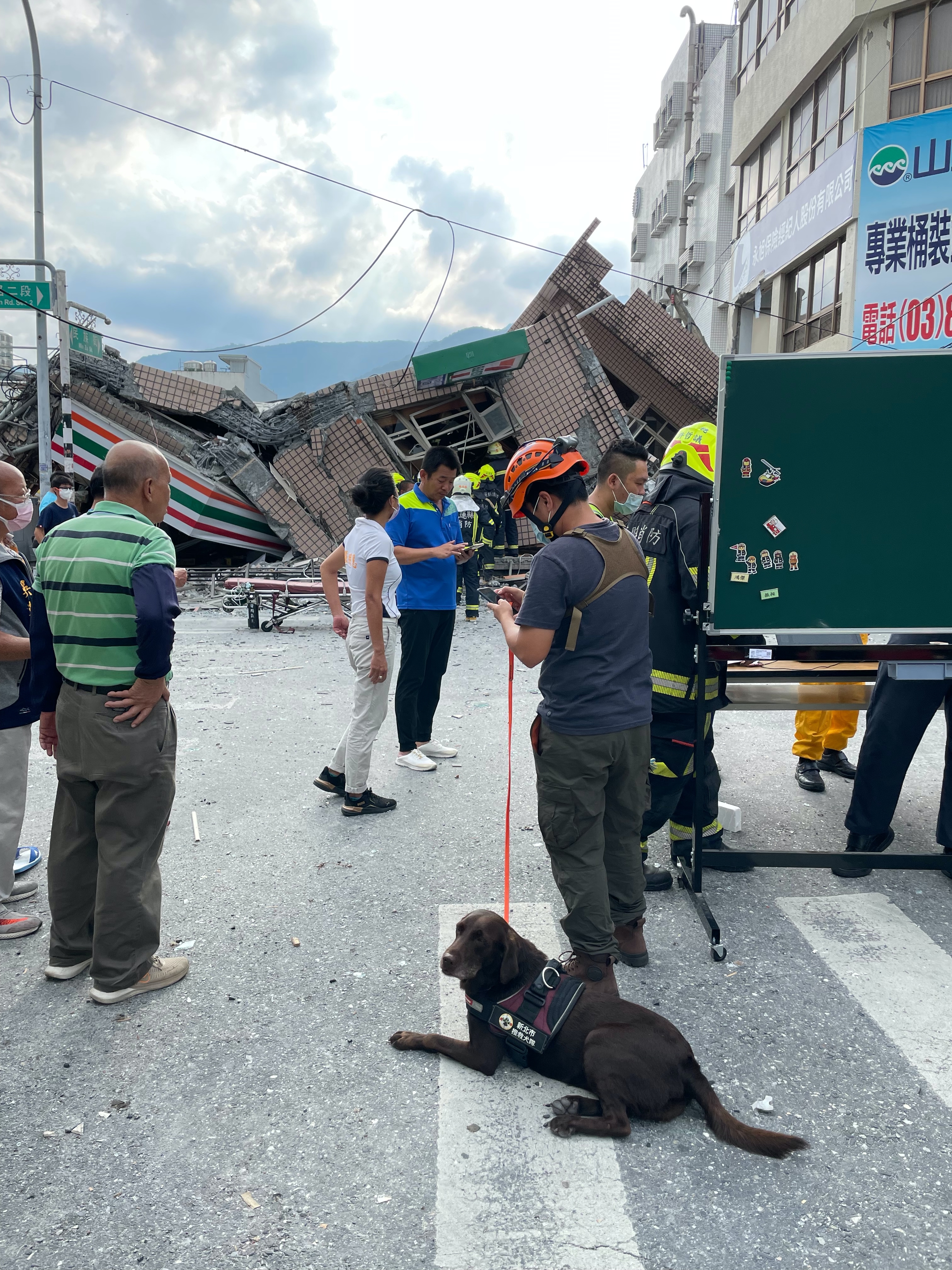 倒塌大樓現場一片凌亂。(新北市消防局提供)