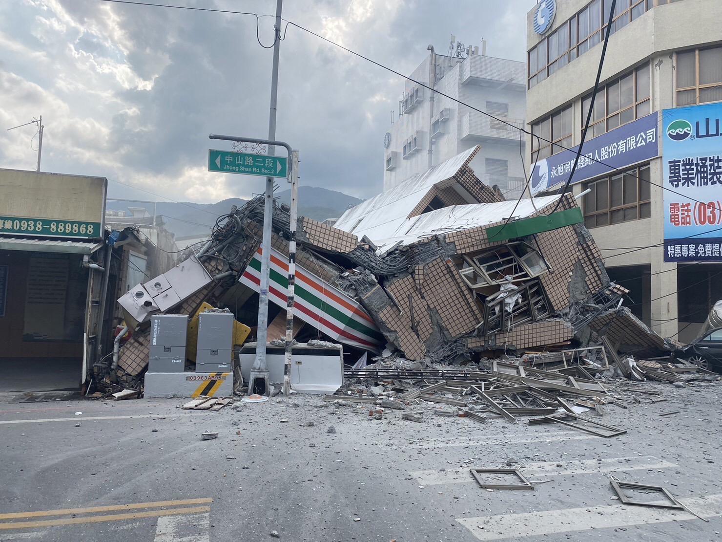 花蓮玉里一棟大樓建物倒塌，樓下的便利商店被震垮。（翻攝畫面）