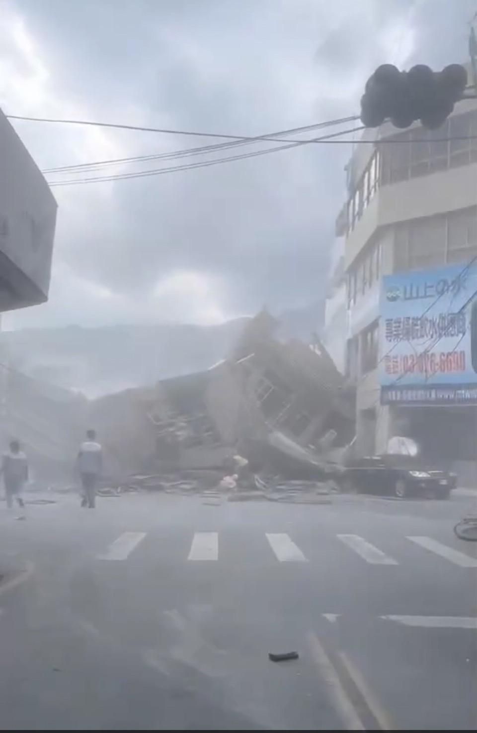 花蓮玉里一棟大樓建物倒塌，樓下的便利商店被震垮。（翻攝畫面 ）
