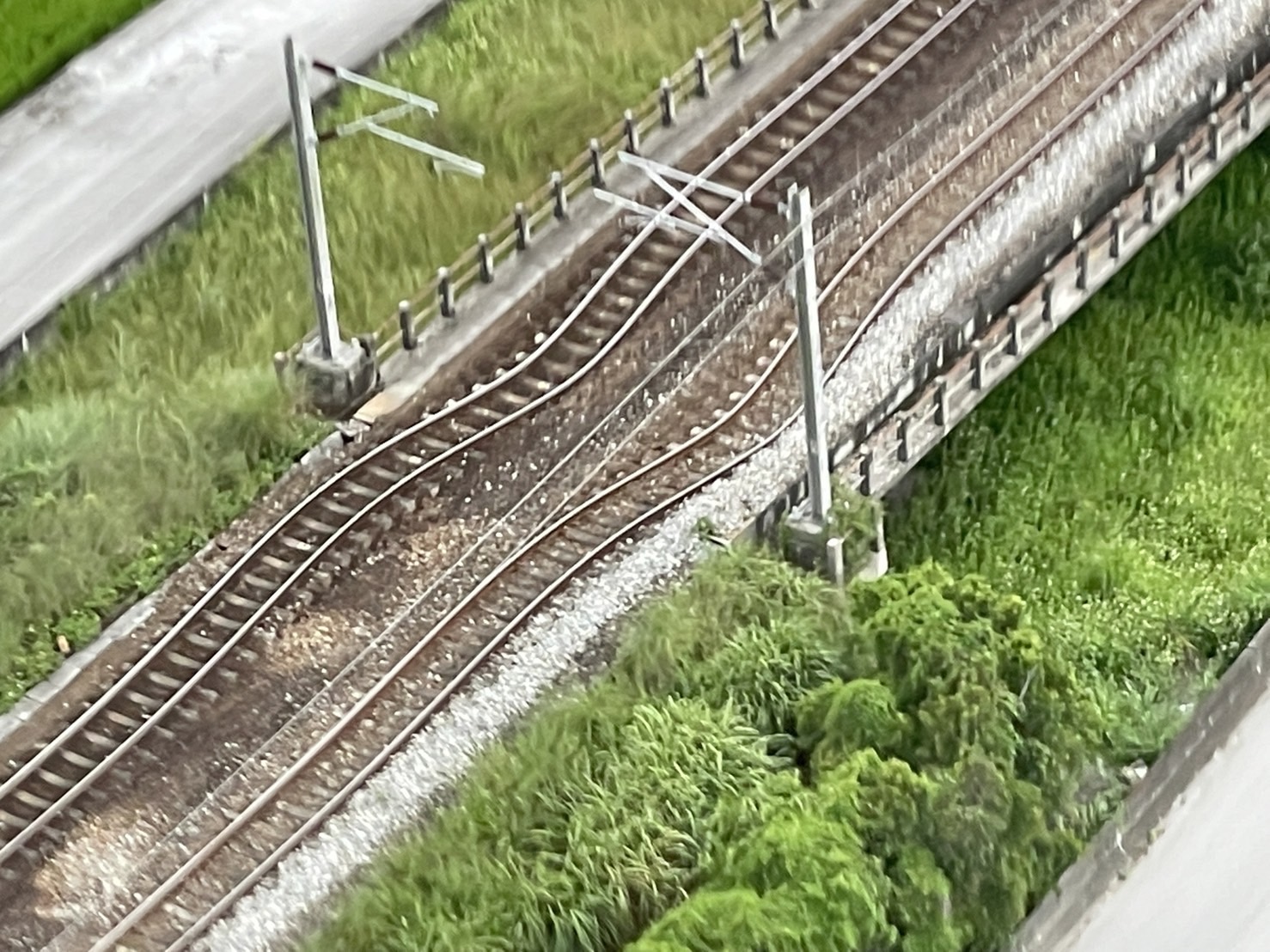 台鐵軌道受到地震影響，部分路段鋼軌嚴重扭曲。（消防署提供）