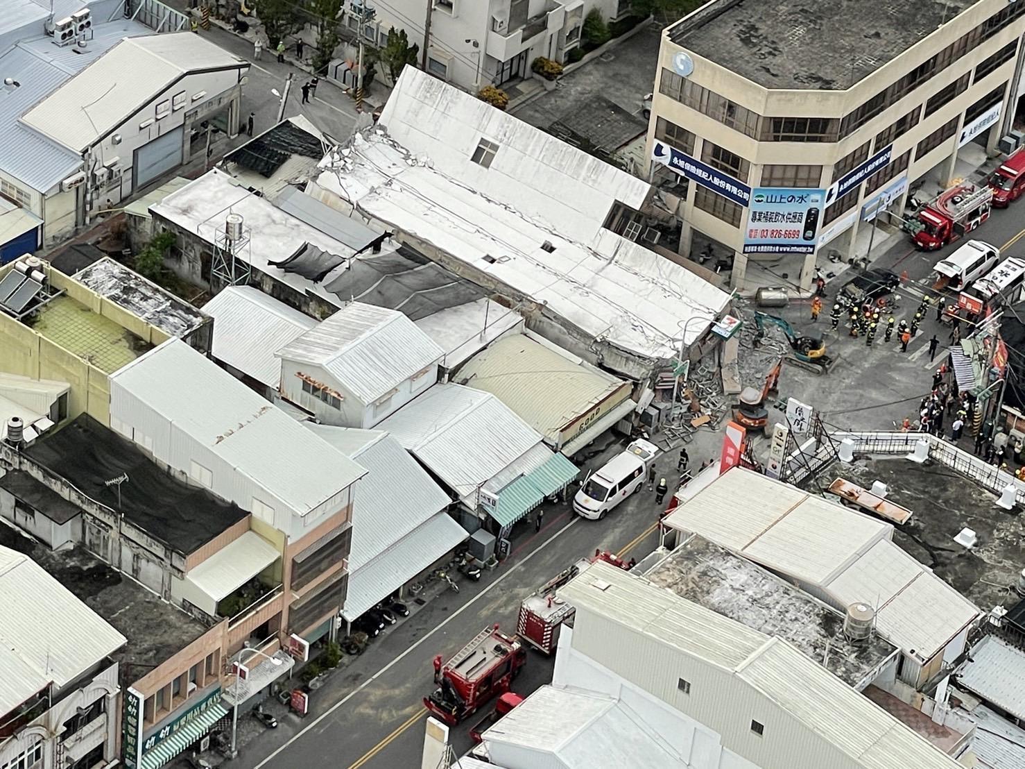 玉里房屋倒塌,所幸4人受困稍早已經全數救出送往醫院治療。(消防署提供)