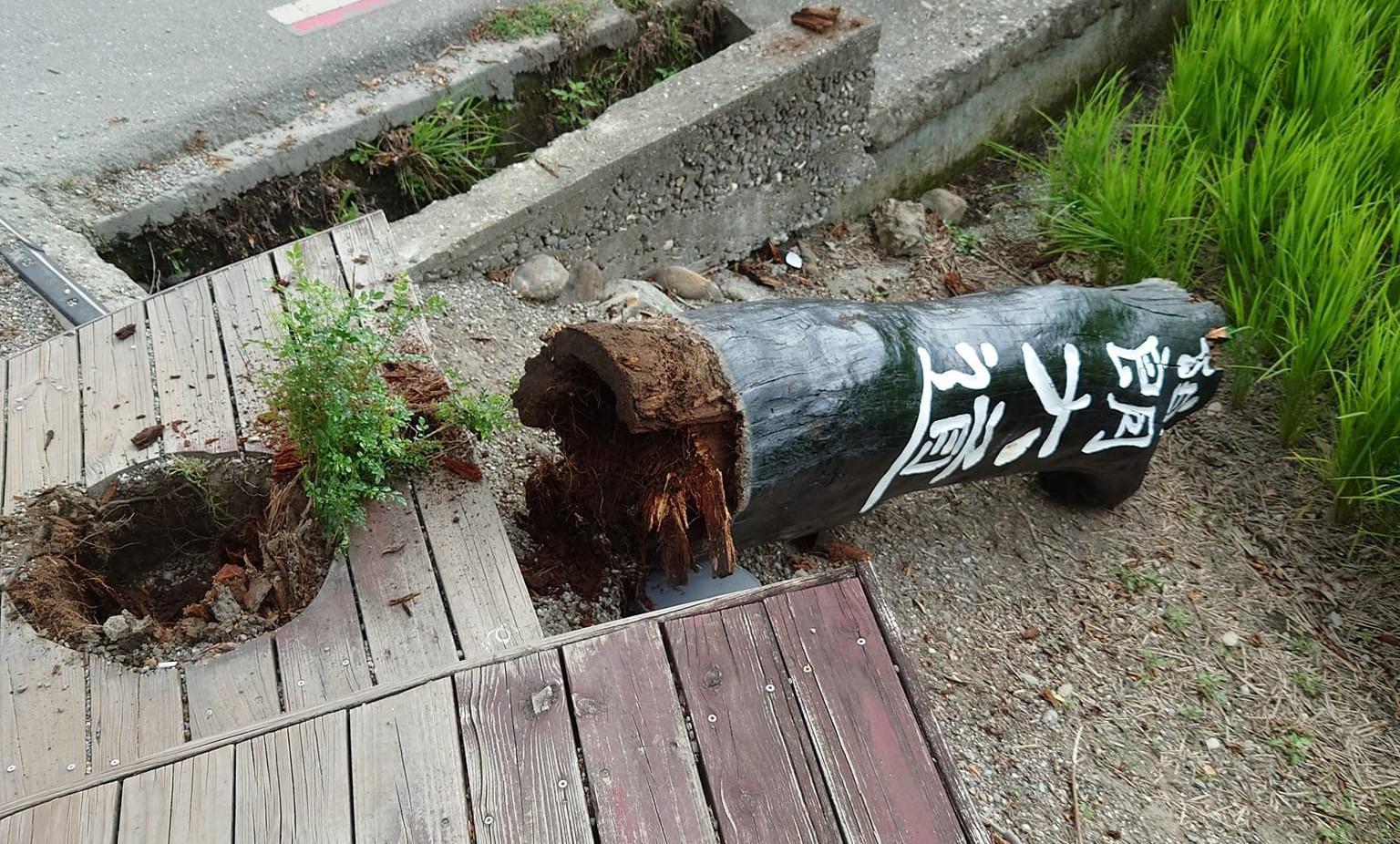 台東伯朗大道的知名地標傳出因地震被震壞的情況。(翻攝自臉書爆廢公社)