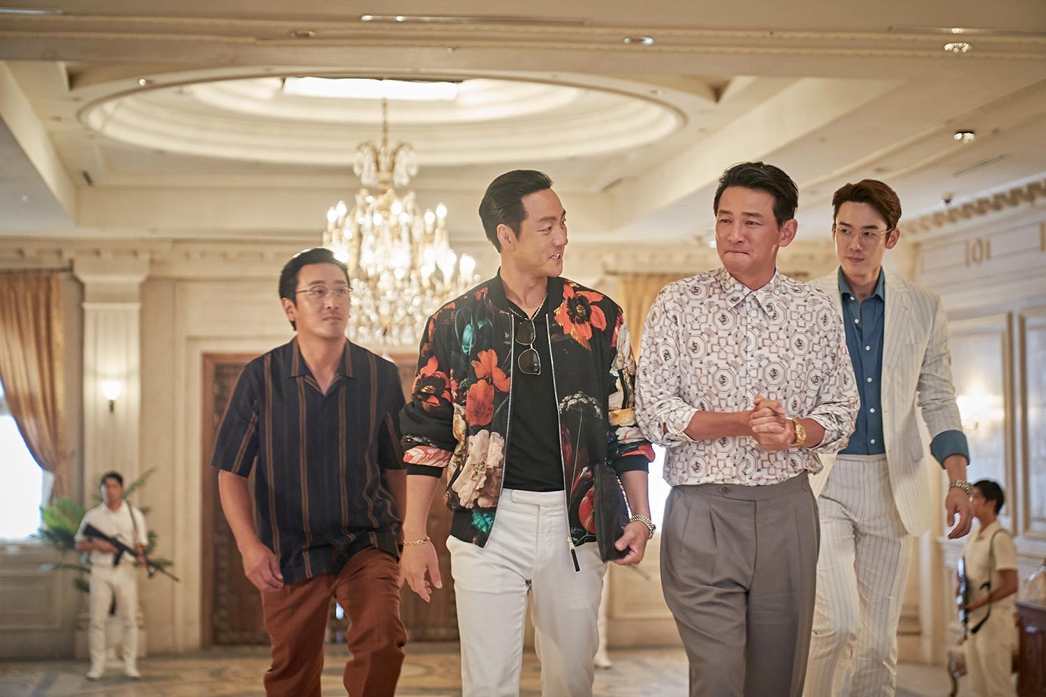 透過《毒梟聖徒》與韓國優秀演員合作,張震和黃晸珉(右二)把酒言歡,與柳演錫(右一)交換通訊帳號,也與河正宇(左一)久別重逢。(Netflix提供)