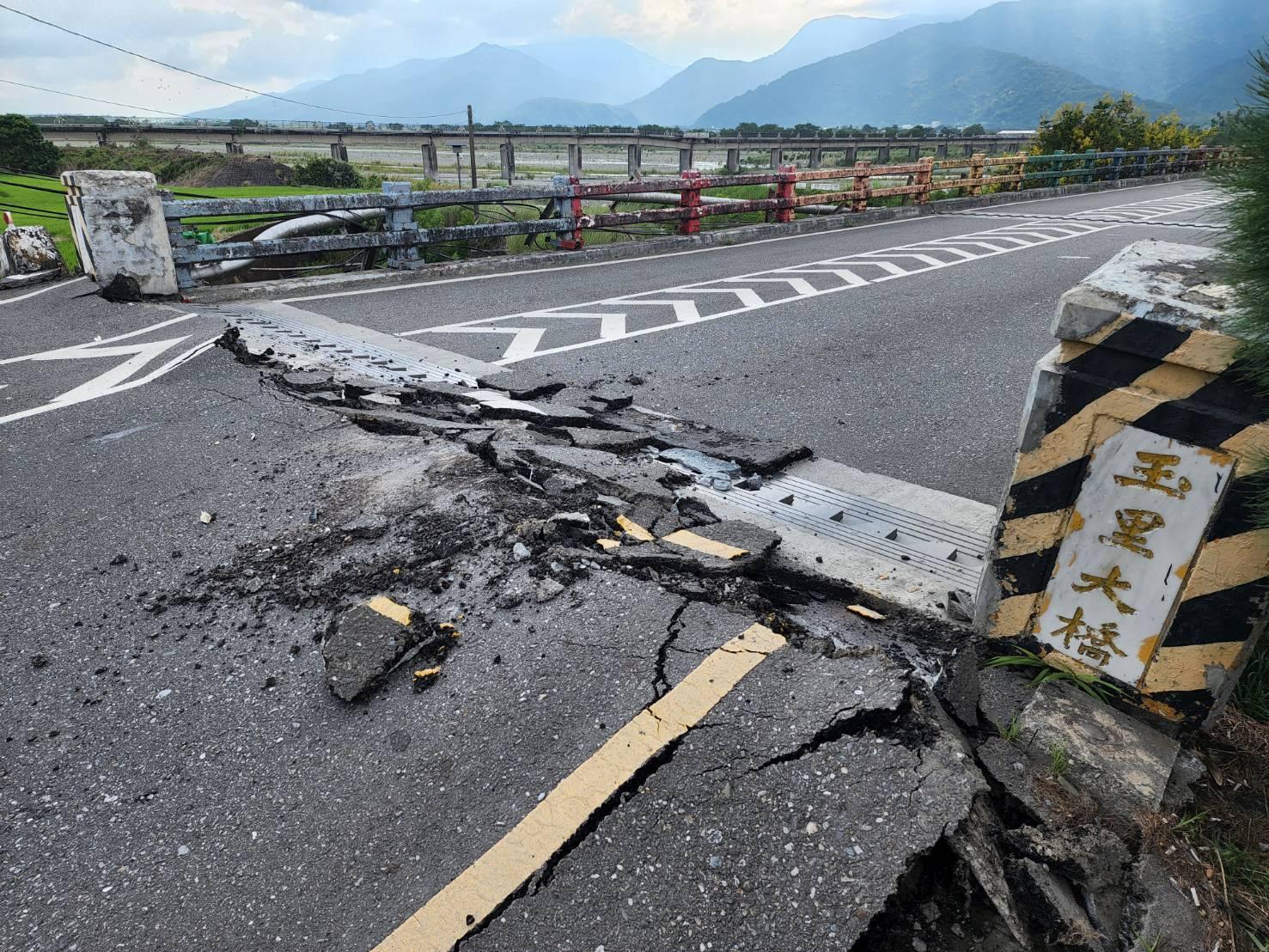  受台東6.8強震影響，花蓮玉里大橋北上線隆起15公分，道路封閉中。（公路總局提供）
