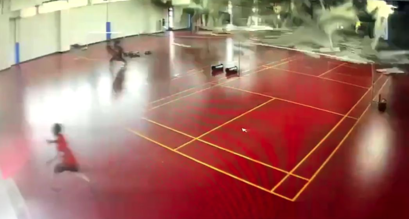 地震發生當下造成八德運動中心天花板坍塌，民眾驚恐逃生。（翻攝畫面）