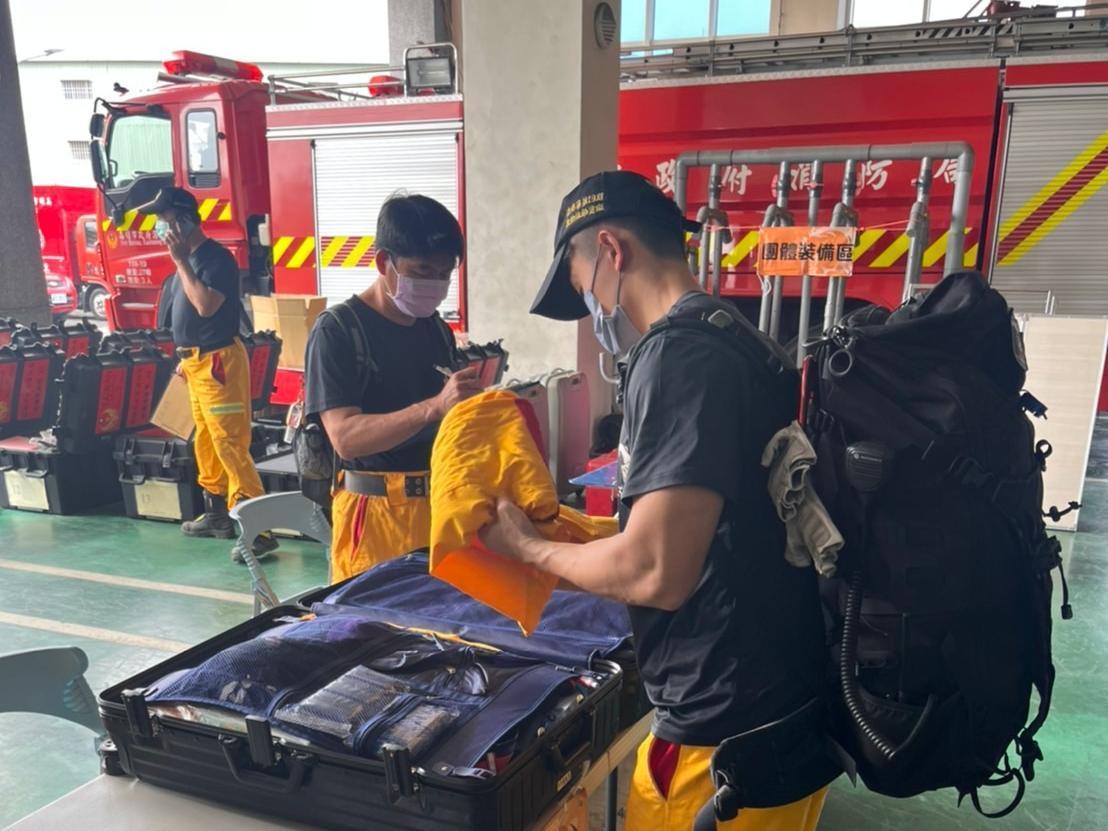 高雄市特搜隊緊急前往花東救援。（高市消防局提供）