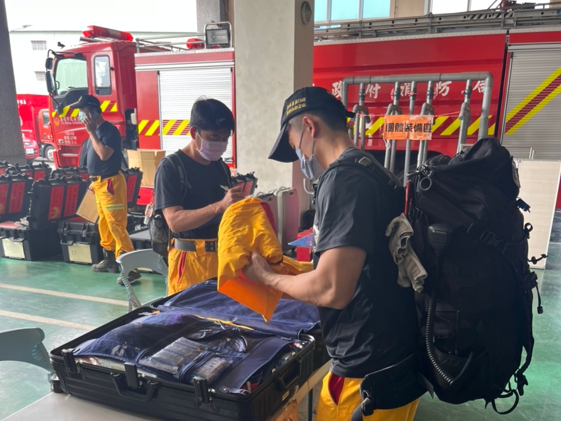 高雄市特搜隊緊急前往花東救援。（高市消防局提供）