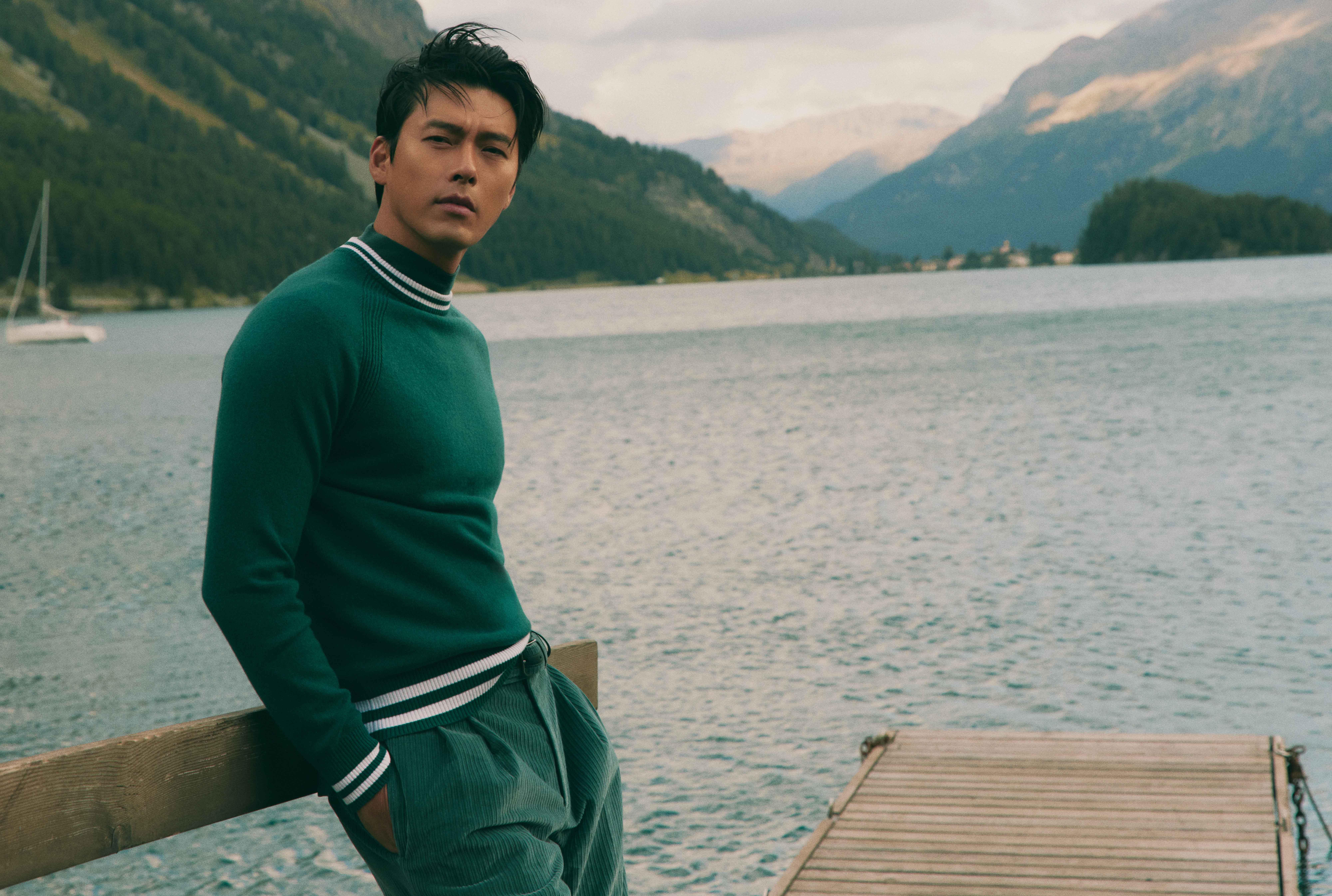 玄彬身著Wallace喀什米爾圓領毛衣（NT$52,400）、燈芯絨長褲（NT$33,100）。（Loro Piana提供）