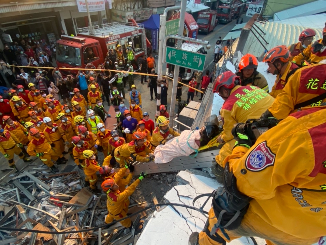 搜救人員稍早已救出受困的母女，7-11超商內已無人受困。（翻攝畫面）