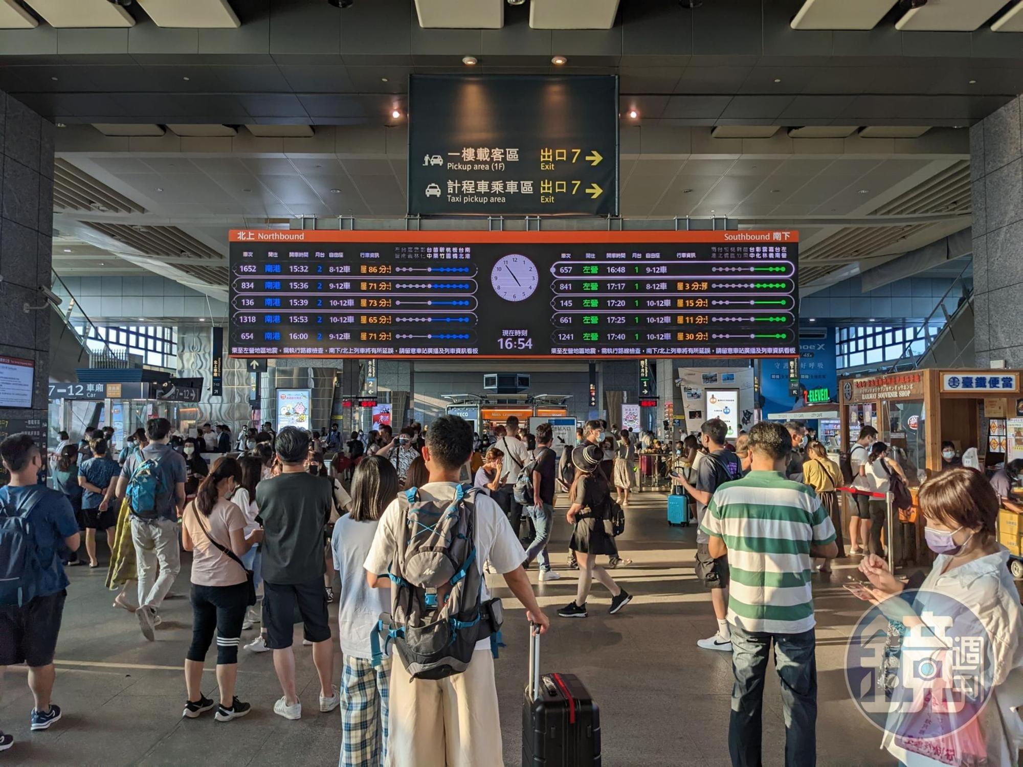 台灣高鐵傳出因地震影響,部分班次暫停,造成後續班次大延誤,台中站內旅客大排長龍。