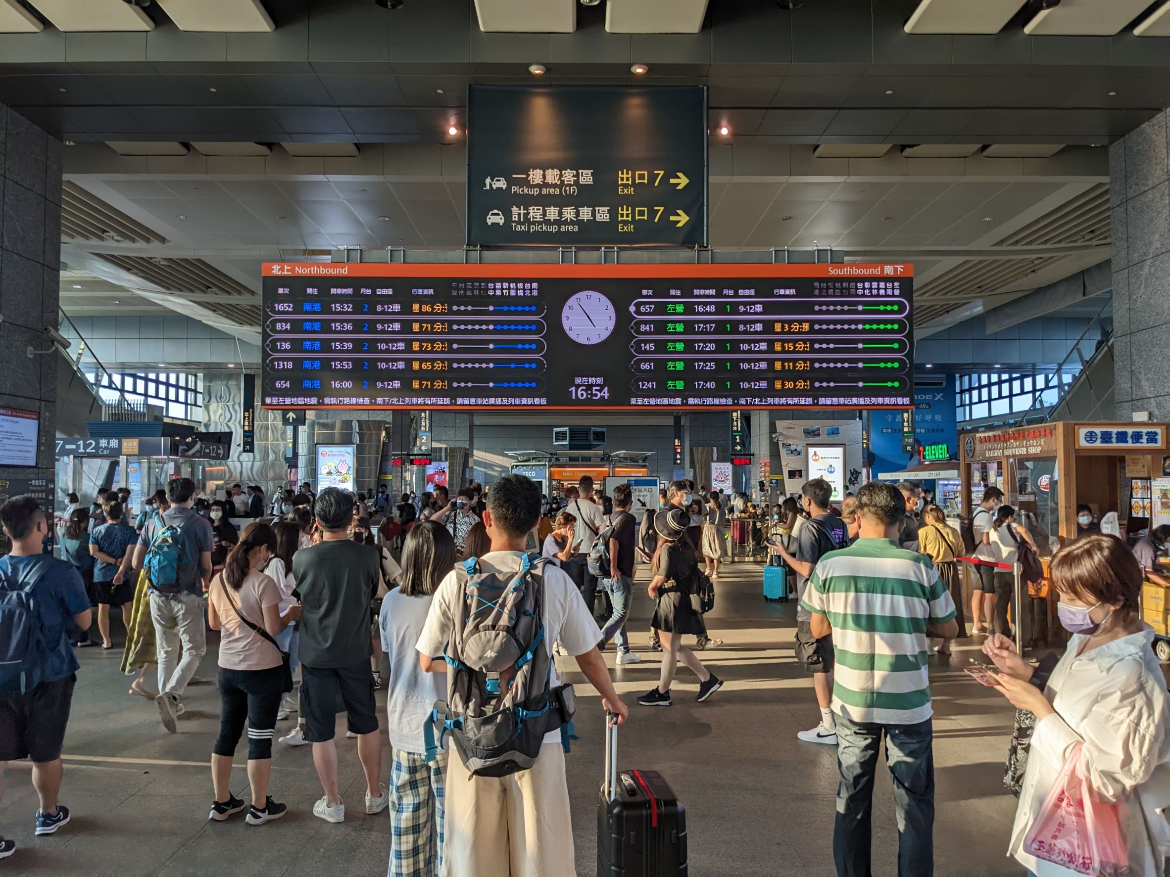 台灣高鐵傳出因地震影響,部分班次暫停,造成後續班次大延誤,台中站內旅客大排長龍。