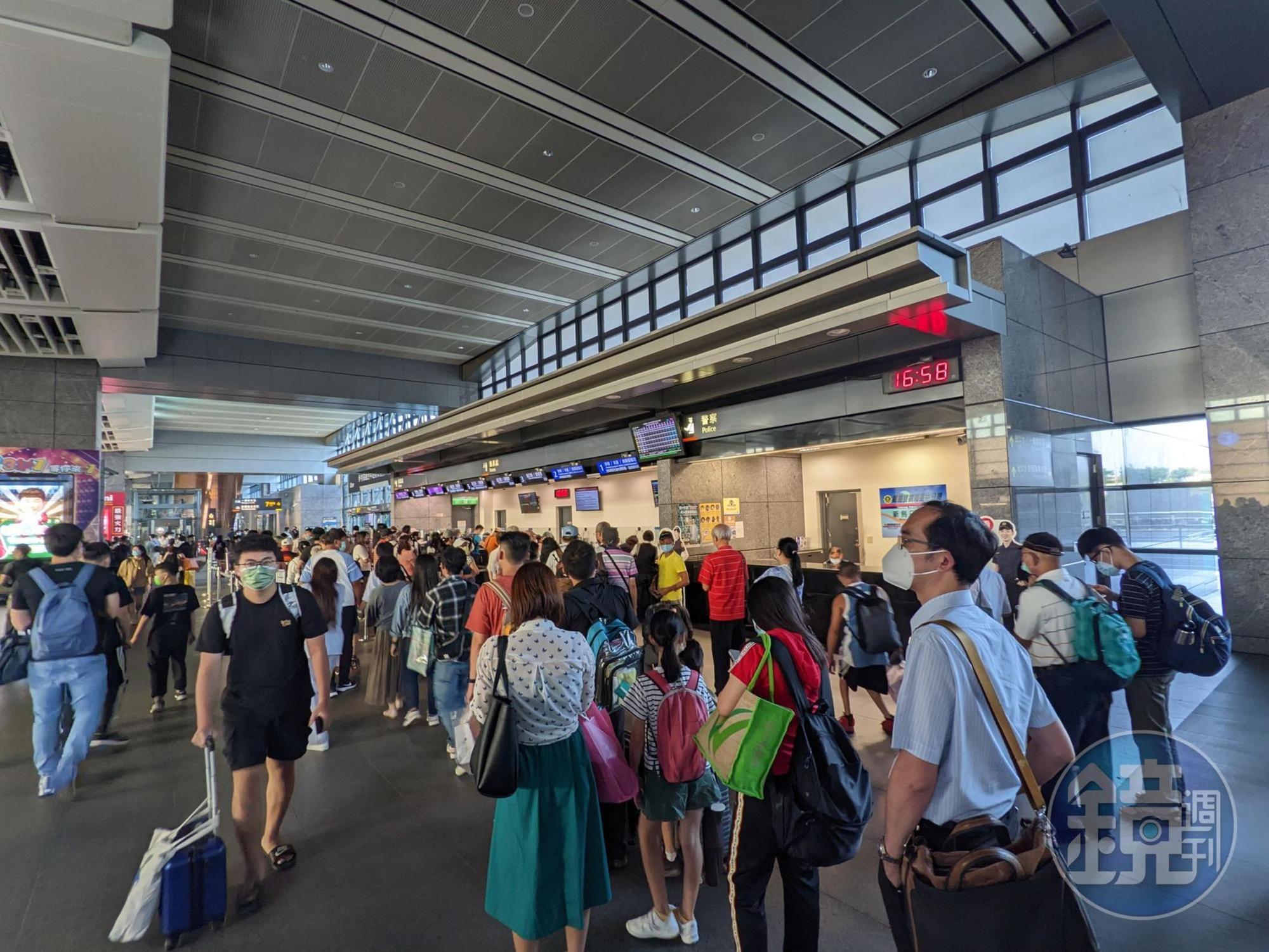 台灣高鐵傳出因地震影響,部分班次暫停,造成後續班次大延誤,台中站內旅客大排長龍。