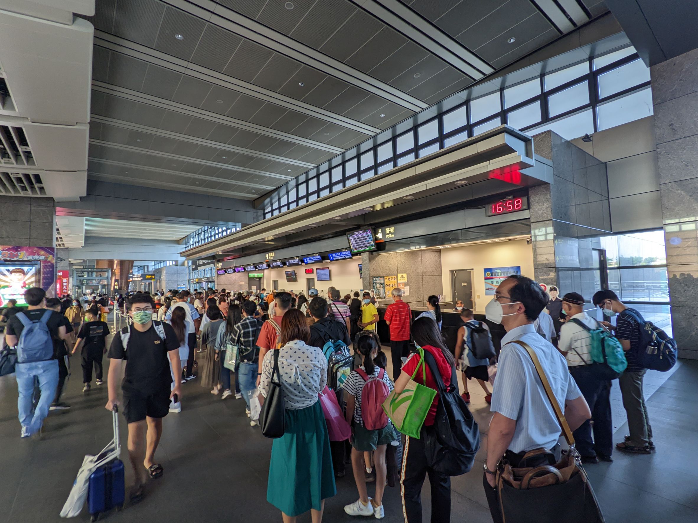 台灣高鐵傳出因地震影響,部分班次暫停,造成後續班次大延誤,台中站內旅客大排長龍。