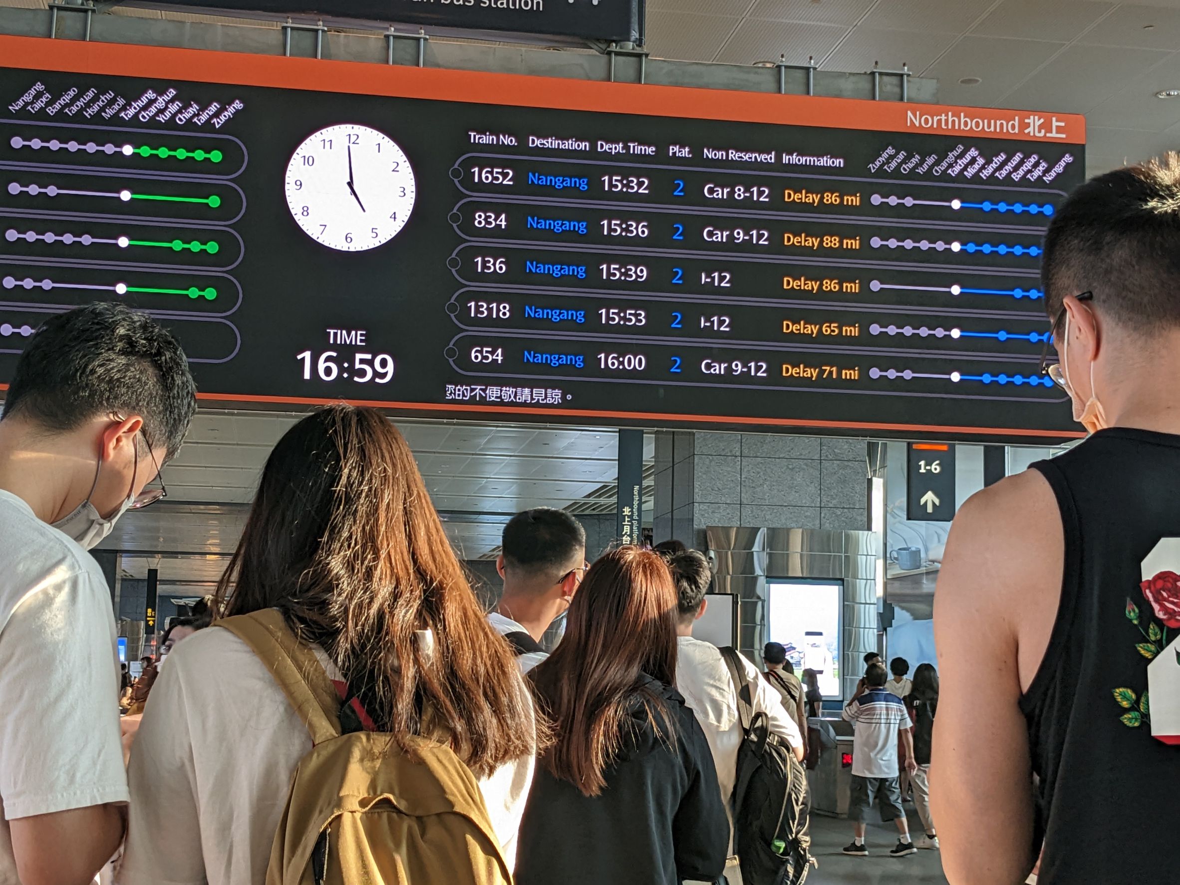 台灣高鐵傳出因地震影響，部分班次暫停，造成後續班次大延誤，台中站內旅客大排長龍。