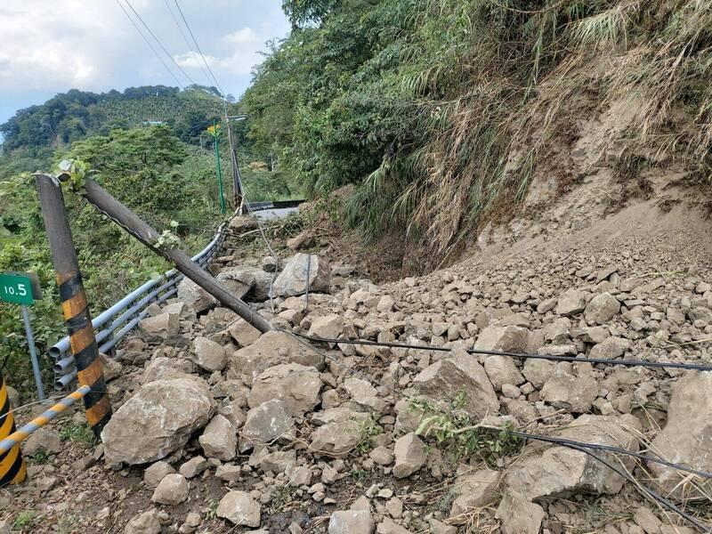 赤科山產業道路6.5K、10.5K發生道路崩塌，當時正要下山的民眾遇到地震，被卡在山上無法下山。（讀者提供）