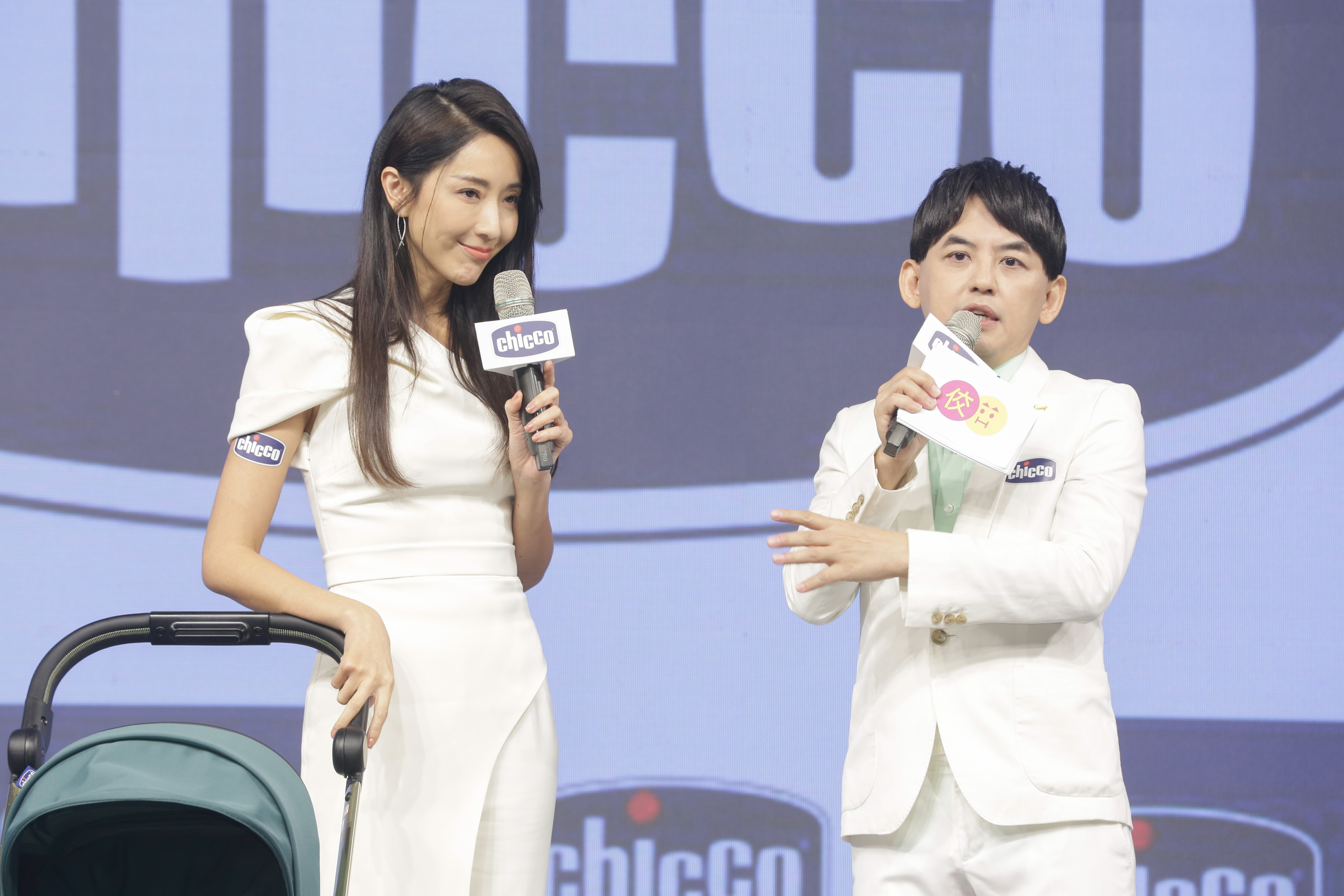 黃子佼（右）14日才與隋棠（左）現身Chicco新品發表會。