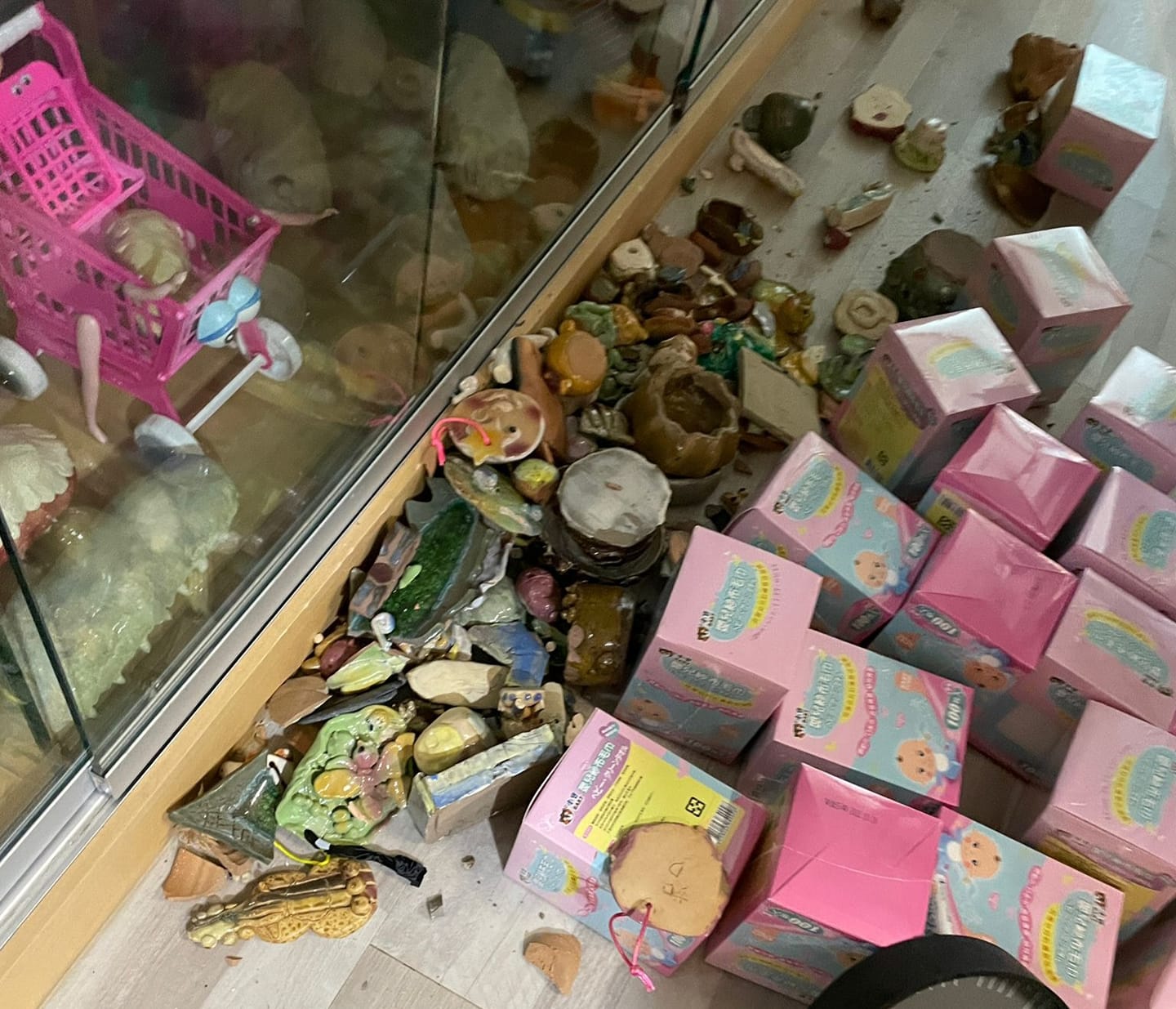 孟耿如念幼稚園時期的陶藝作品，因地震掉落一片。（翻攝自黃子佼臉書）