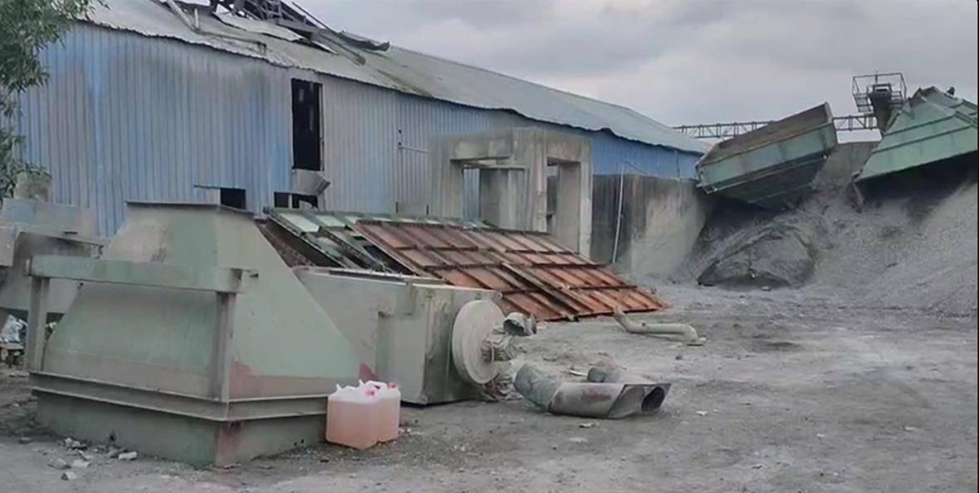 台東池上發生規模芮氏6.8地震，造成玉里鎮的酸柑大禹里一家鐵工廠倒塌。（翻攝畫面）