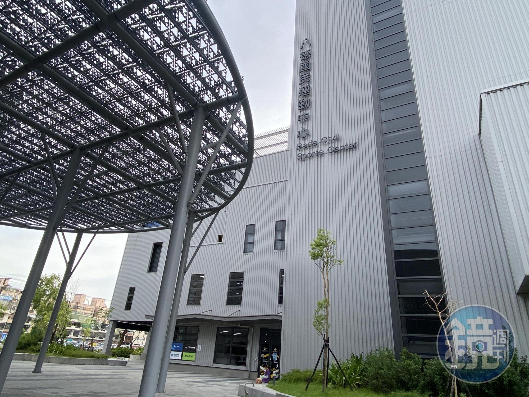 八德國民運動中去年底才啟用，未料今卻因地震傳出天花板隔音板掉落的情況。